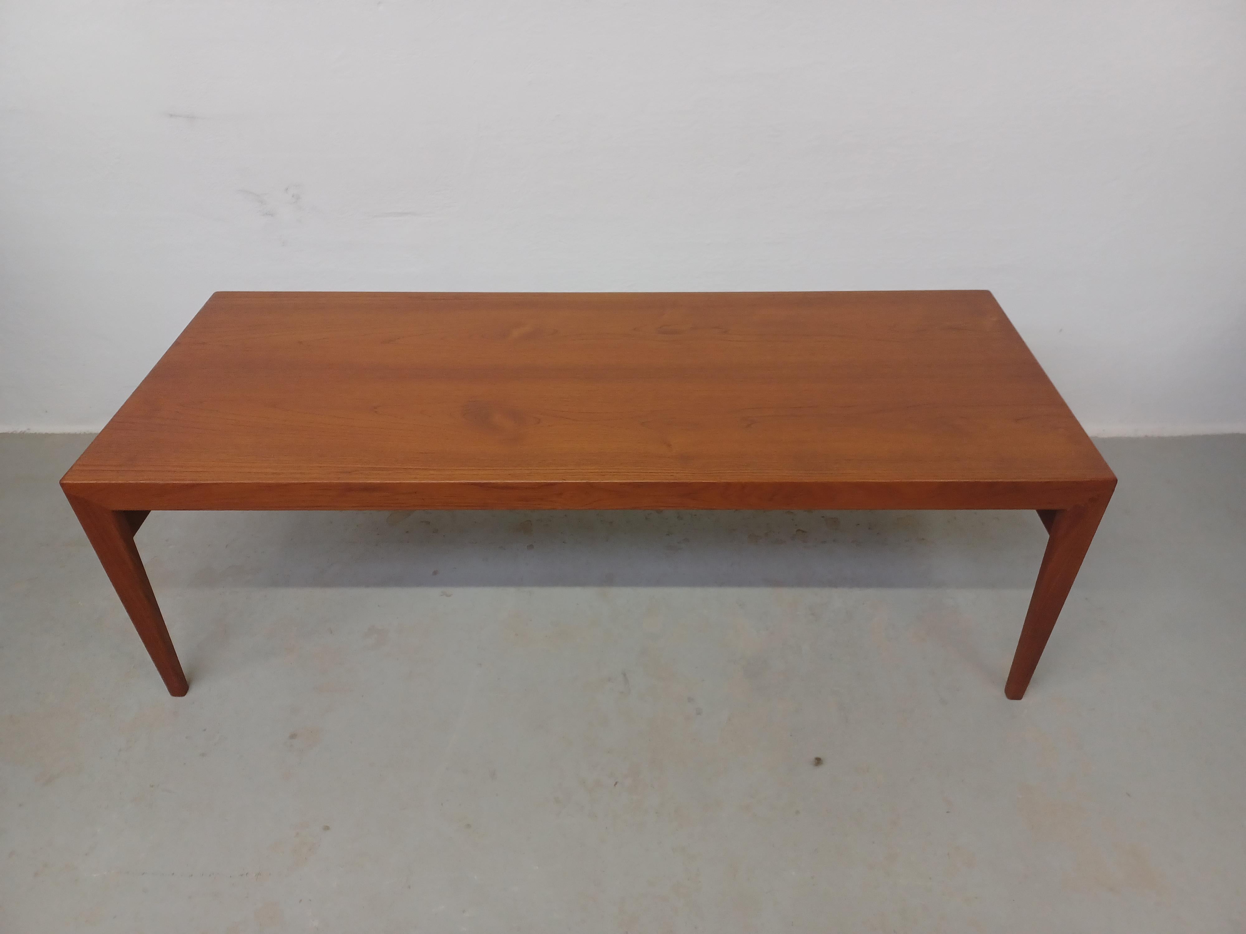 1960s Fully Restored Danish Johannes Andersen Coffee Table in Teak by CFC Silkeborg

 The table feature a slimlined minimlistic coffee table with two extensions that slide n under the tabletop - One in teak and the other extension features a Formica