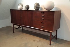 Buffet ou crédence en teck danois moderne du milieu du siècle dernier entièrement restauré par Peter Hvidt