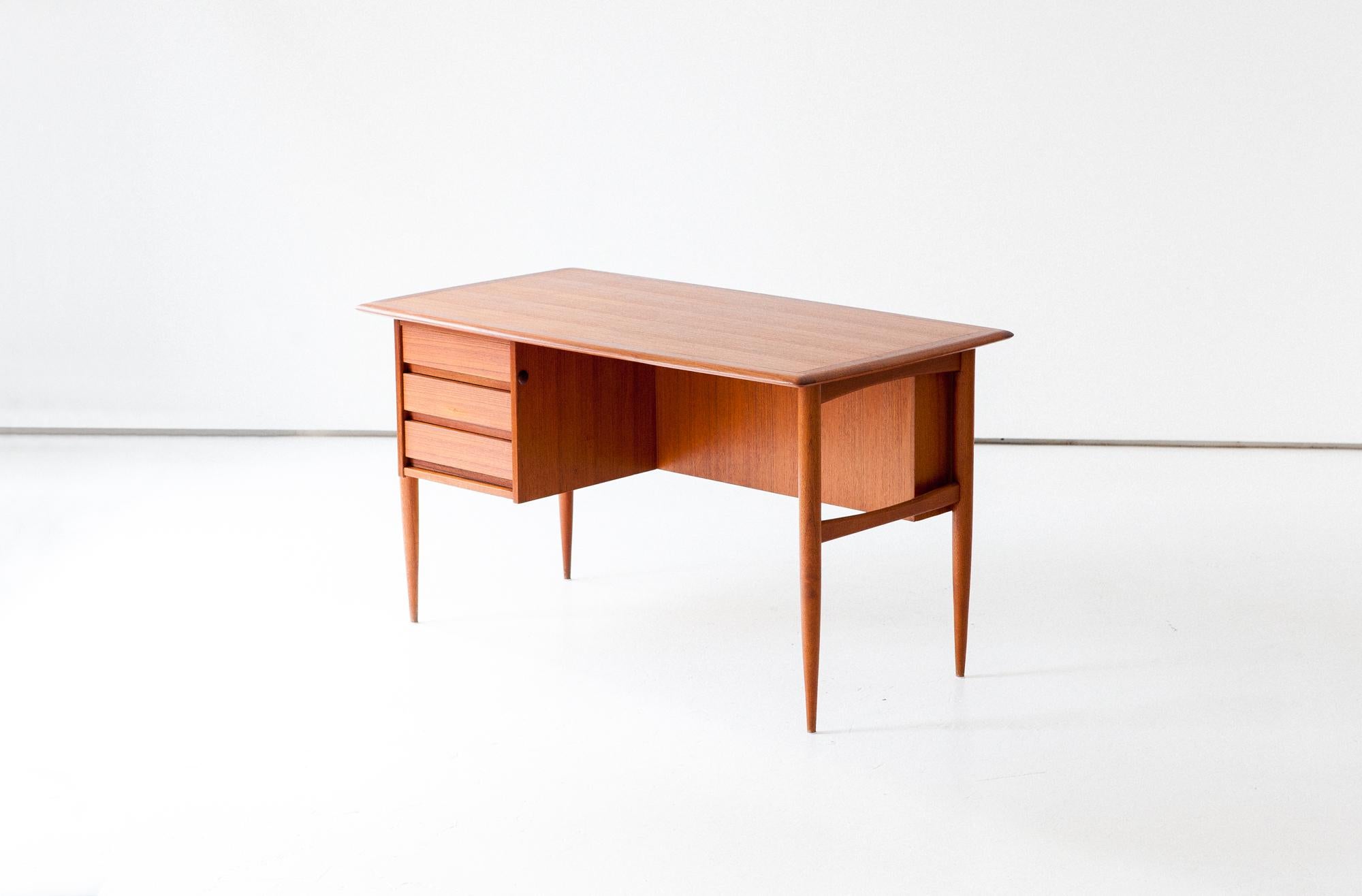 A scandinavian modern table with chest of drawers manufactured in Denmark in the 1950s
It feature an open bookcase in the back and three drawers on the front
This writing tables in made of teak wood
Completely restored, there are only original
