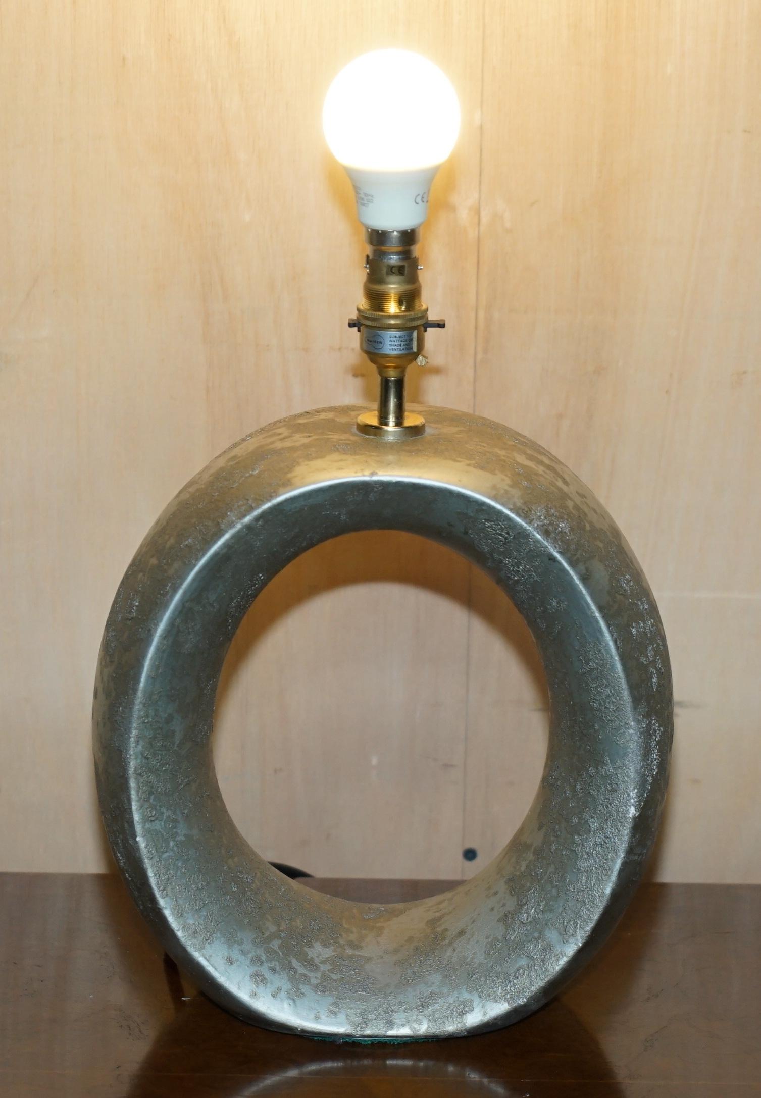 Fatto a mano LAMPADA DA TAVOLO DECORATIVA IN PIETRA OVALE GRIGIO COMPLETAMENTE RESTAURATA &New in vendita
