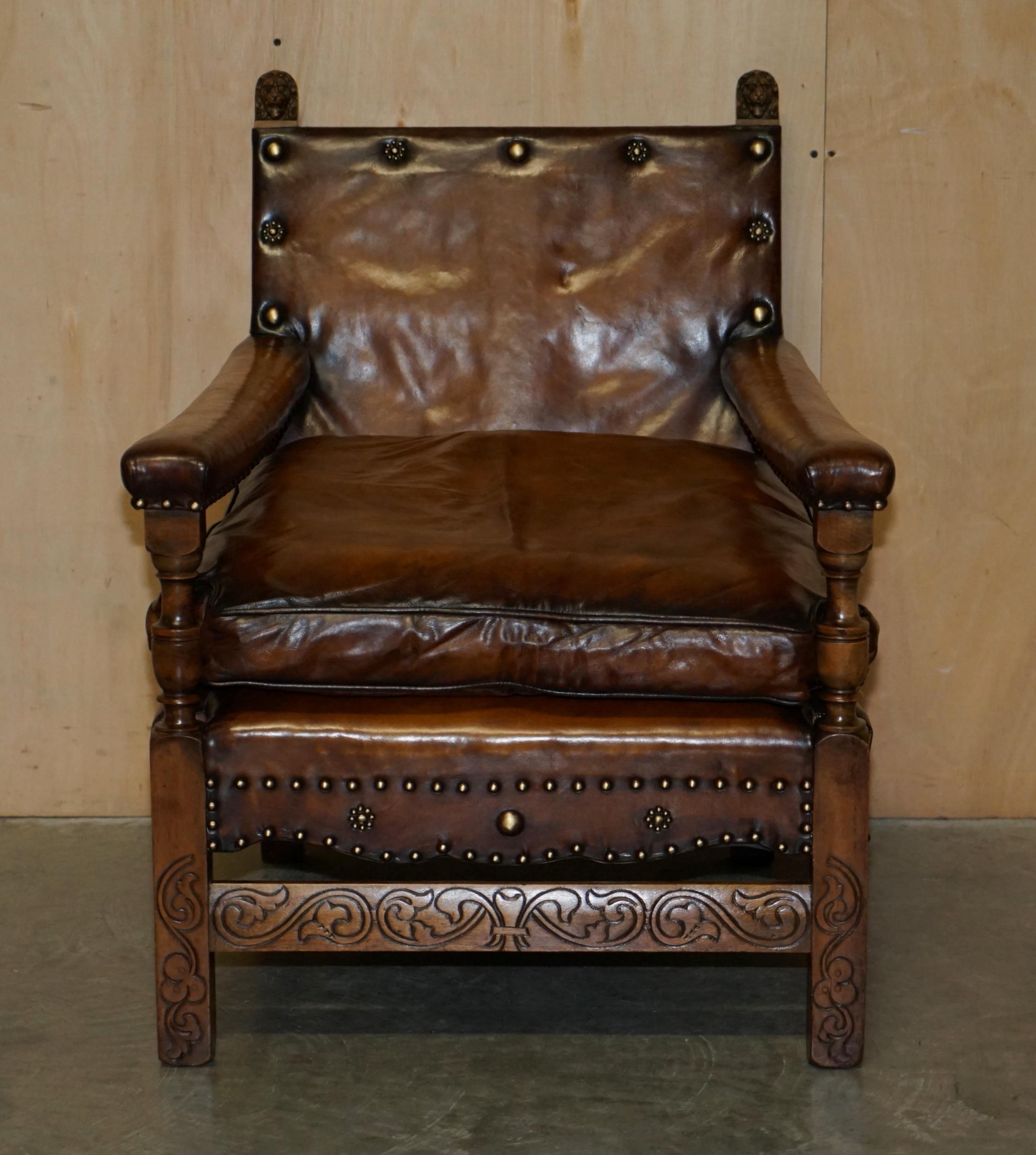 Wir freuen uns, diesen außergewöhnlichen handgeschnitzten edwardianischen Sessel mit Löwenknäufen und handgefärbten braunen Lederbezügen, die mit antiken bronzenen übergroßen Nieten verziert sind, zum Verkauf anzubieten. 

Ein sehr gut aussehendes