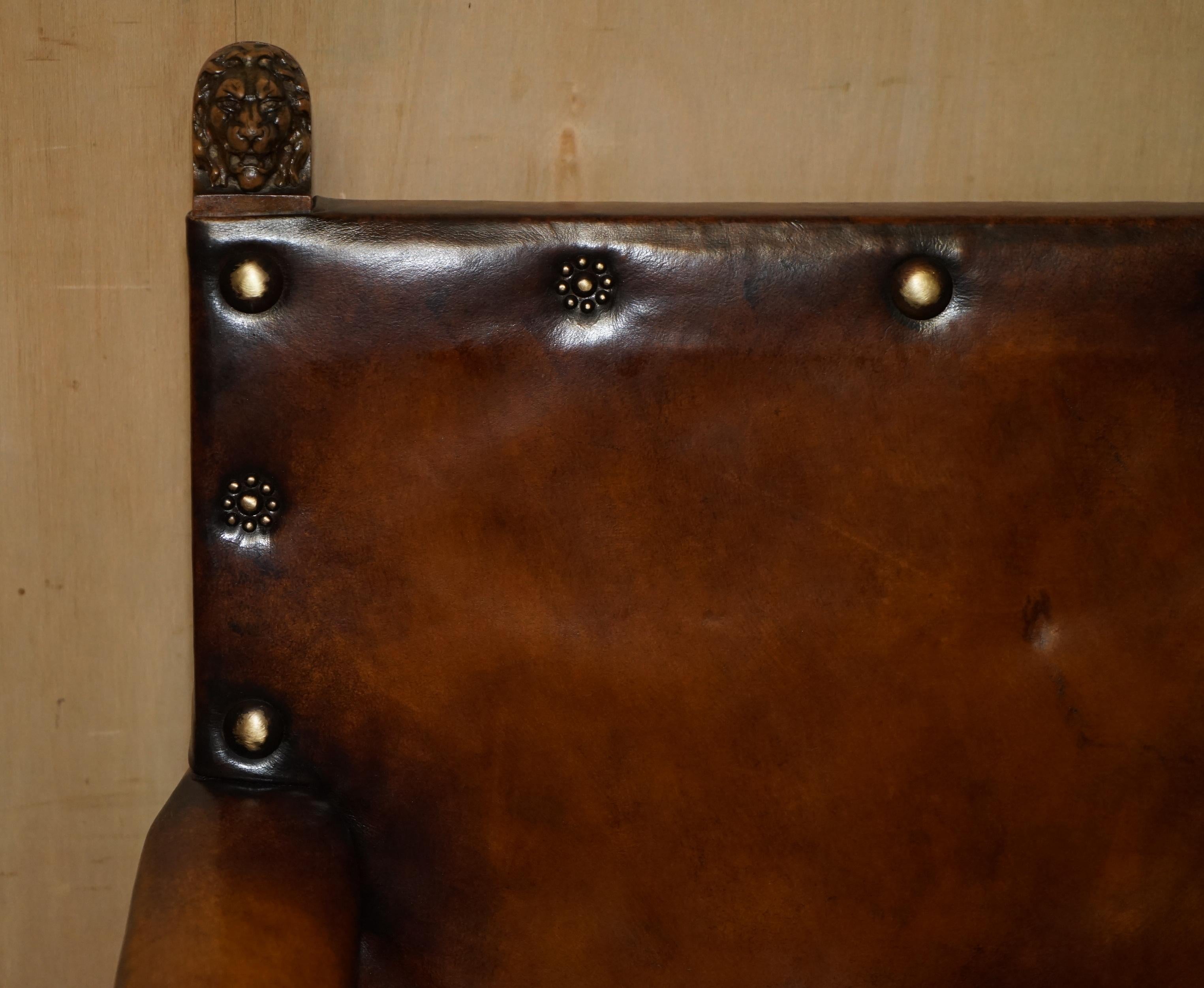 Vollständig restauriert Edwardian circa 1910 Hand gefärbt Brown Leder Löwe geschnitzt Sessel (Frühes 20. Jahrhundert) im Angebot