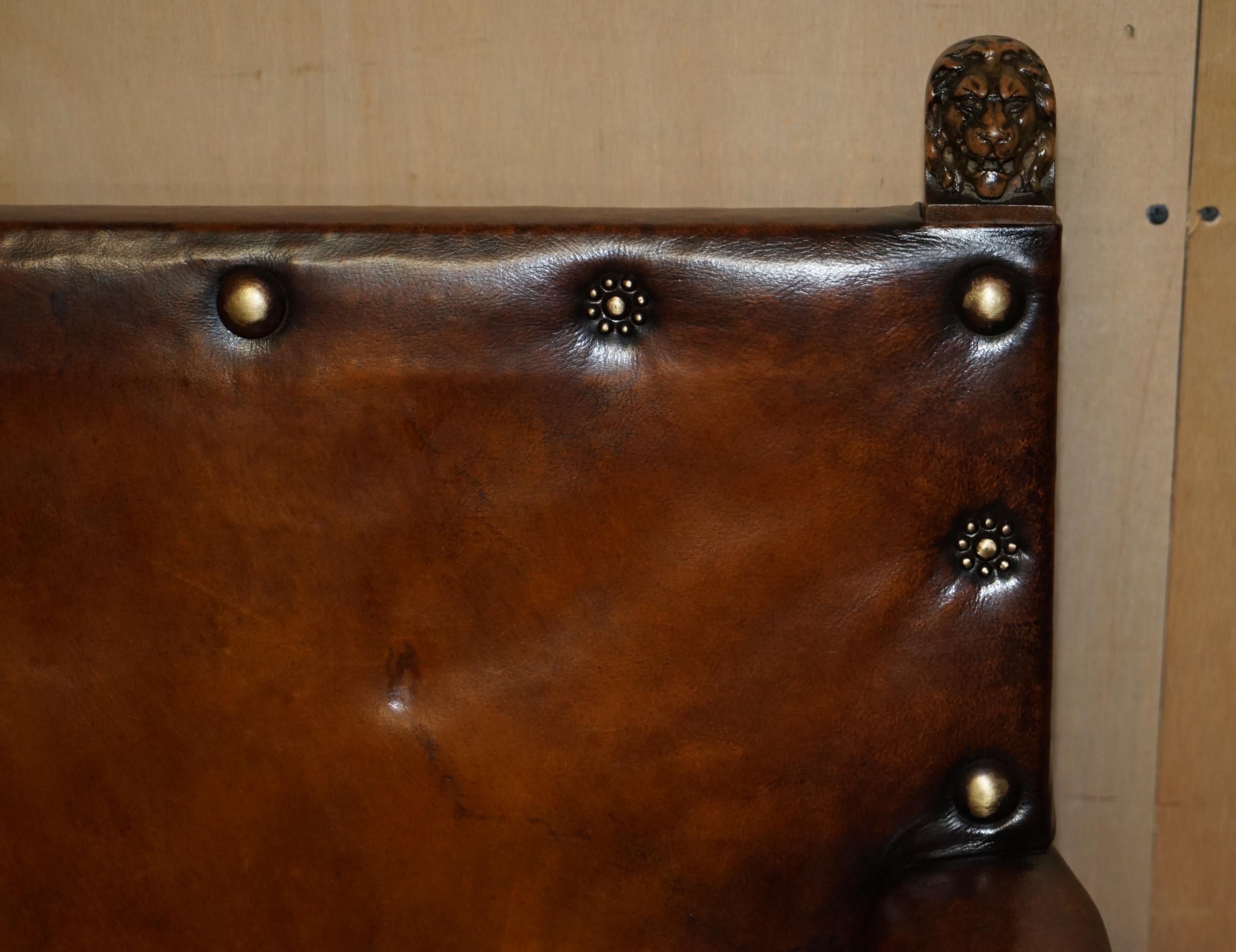 Vollständig restauriert Edwardian circa 1910 Hand gefärbt Brown Leder Löwe geschnitzt Sessel (Eichenholz) im Angebot