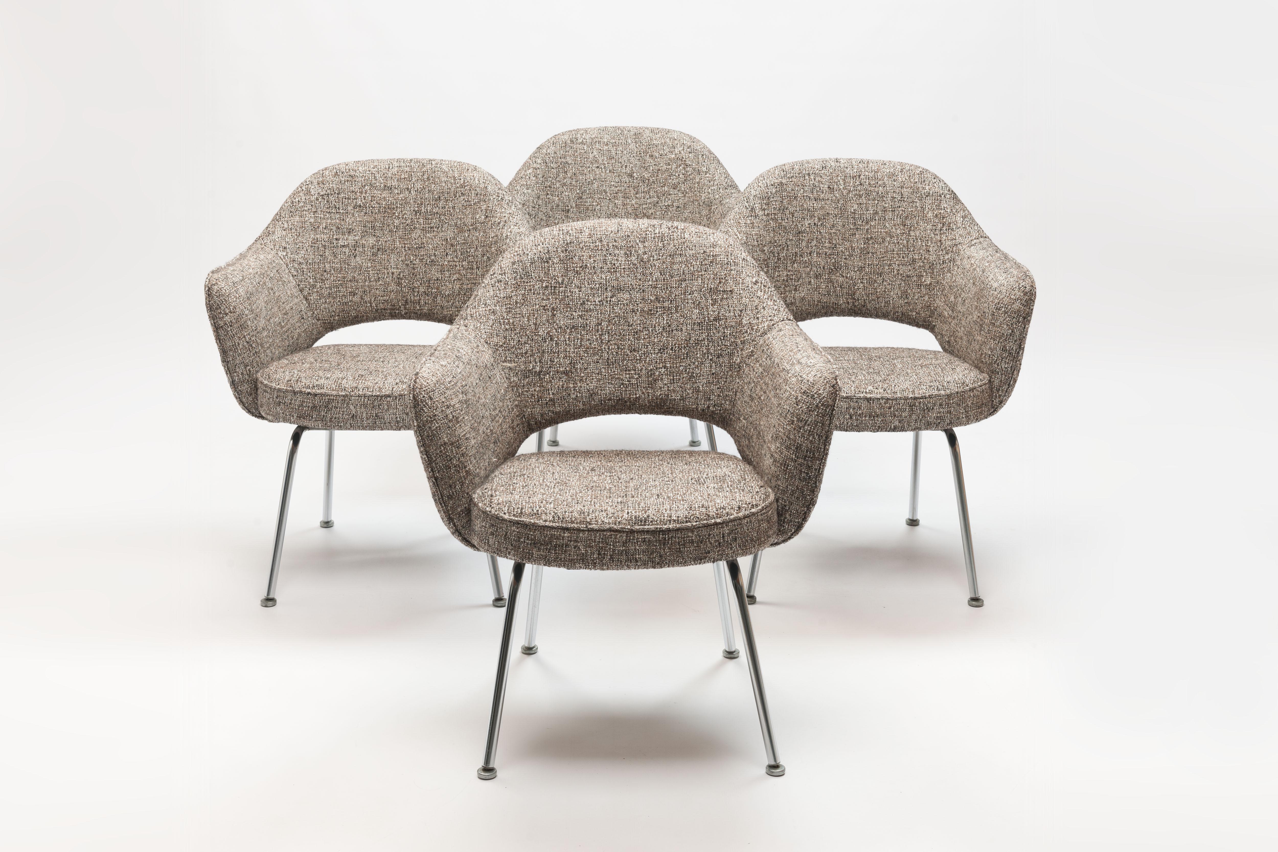 Set of four vintage Eero Saarinen executive arm chairs. Reupholstered -including completely new interiors- in a beautiful exclusive coarse woven linen-wool fabric with a lot of texture and irregularity.
Beautiful set of chairs with exceptional