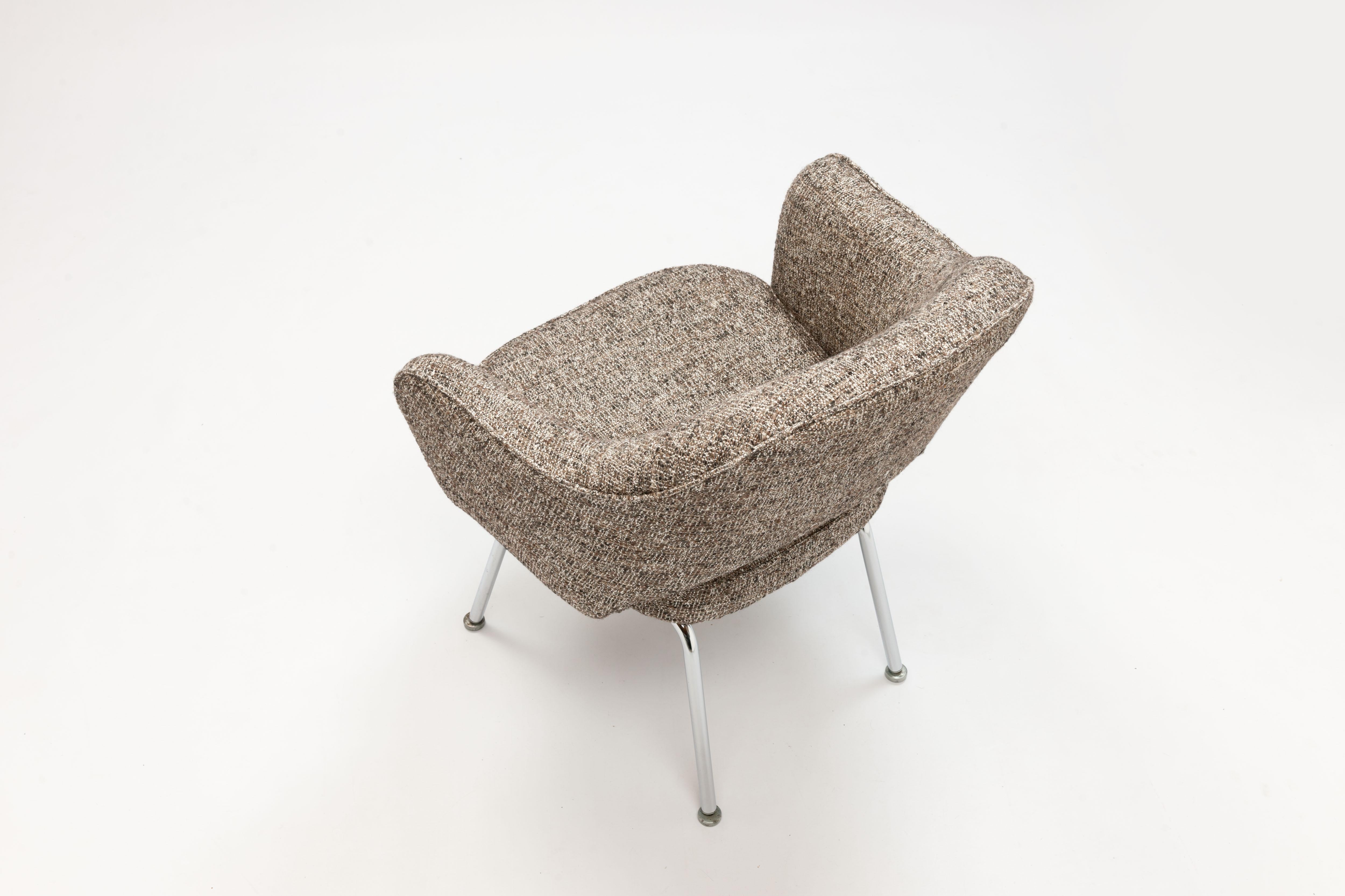 Fabric Fully Restored Eero Saarinen Executive Armchairs by Knoll