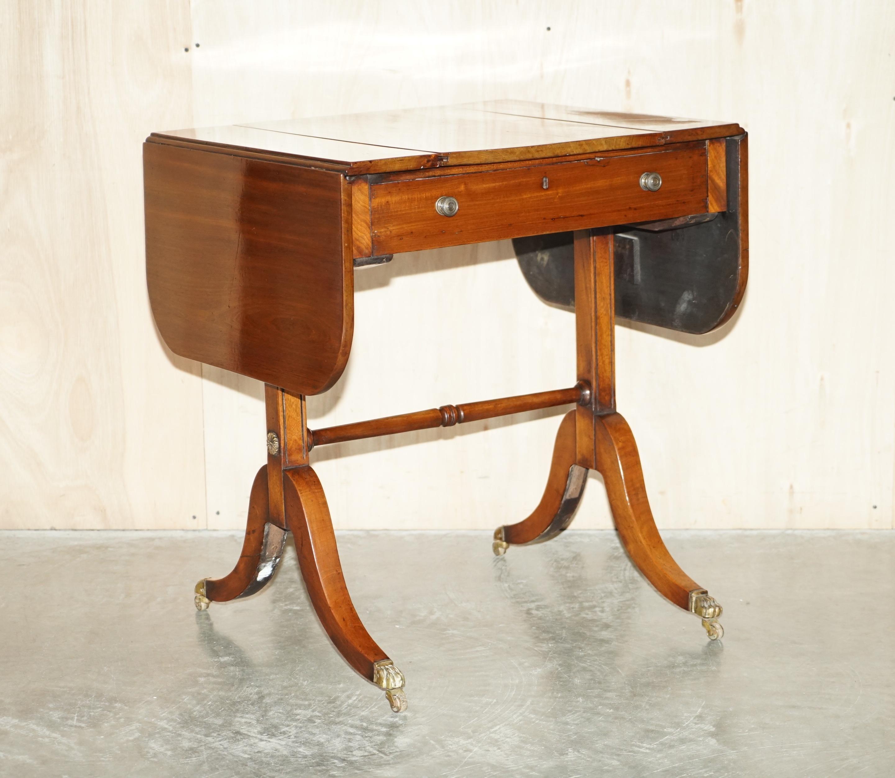 Nous sommes ravis d'offrir à la vente cette belle table de canapé à rallonge, entièrement restaurée, de style Régence vers 1810-1820, avec plateau amovible, échiquier et jeux de backgammon.

Une pièce très belle et polyvalente, c'est un exemple