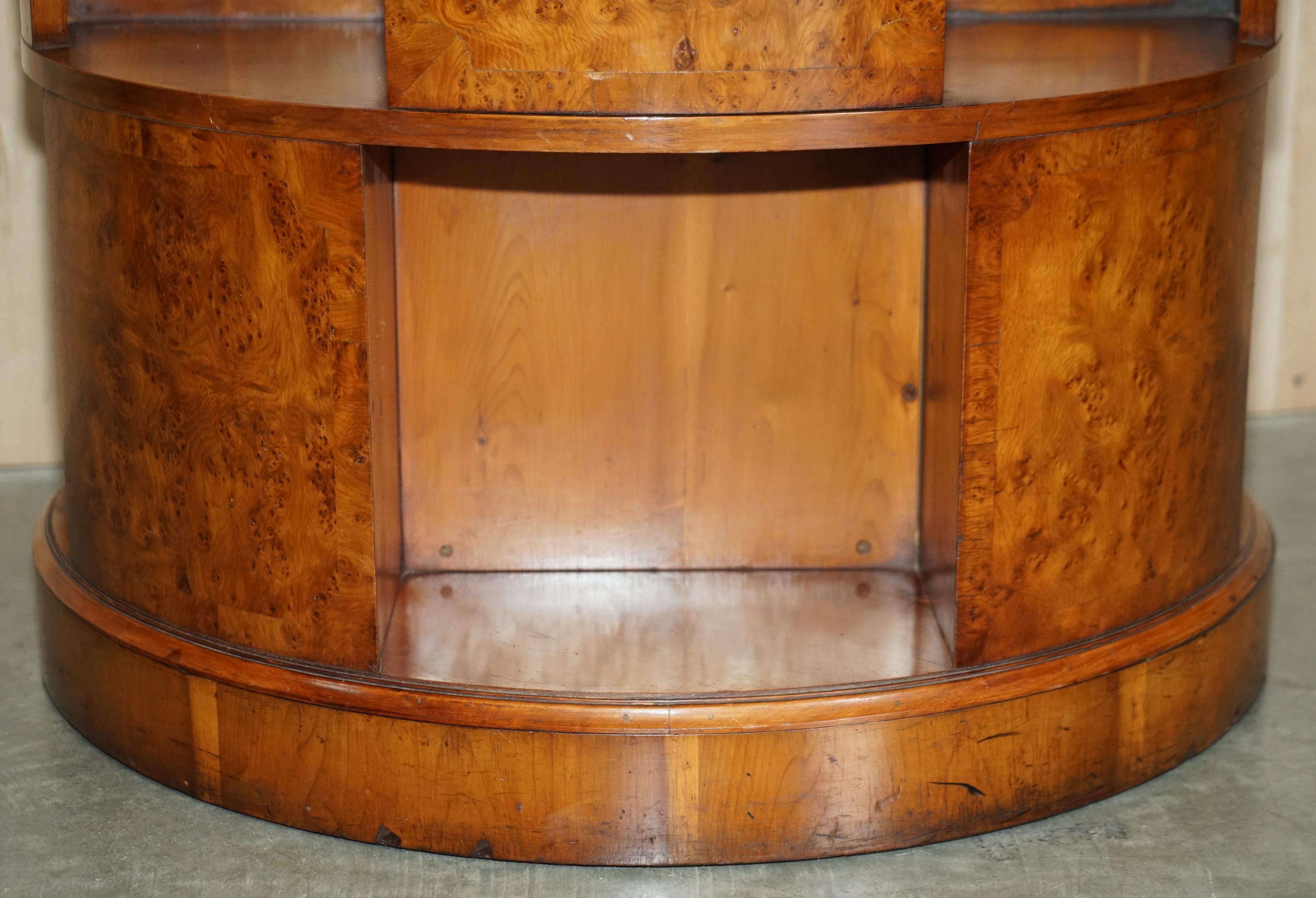 20ième siècle Table de bibliothèque extra-large en ronce de noyer entièrement restaurée avec deux armoires jumelles avec clé en vente