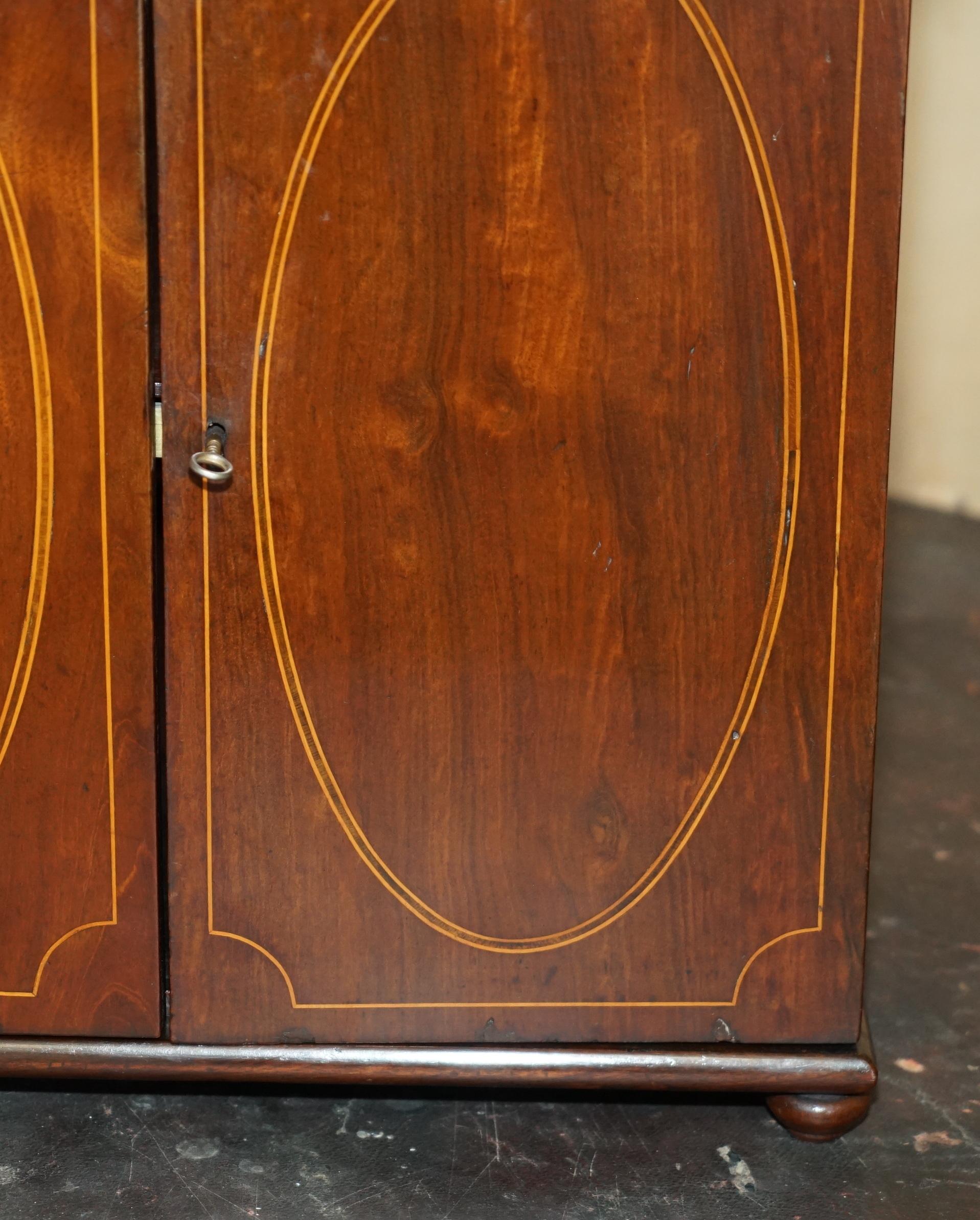 FULLY RESTORED FINE & ANTIQUE GEORGIAN SHERATON COLLECTORS CABINET CiRCA 1820 For Sale 2
