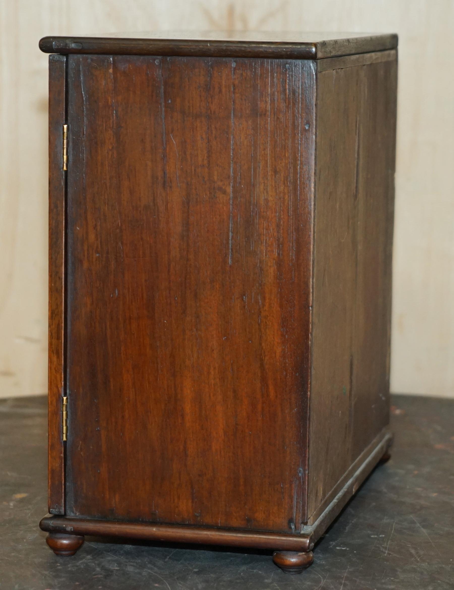 FULLY RESTORED FINE & ANTIQUE GEORGIAN SHERATON COLLECTORS CABINET CiRCA 1820 For Sale 8