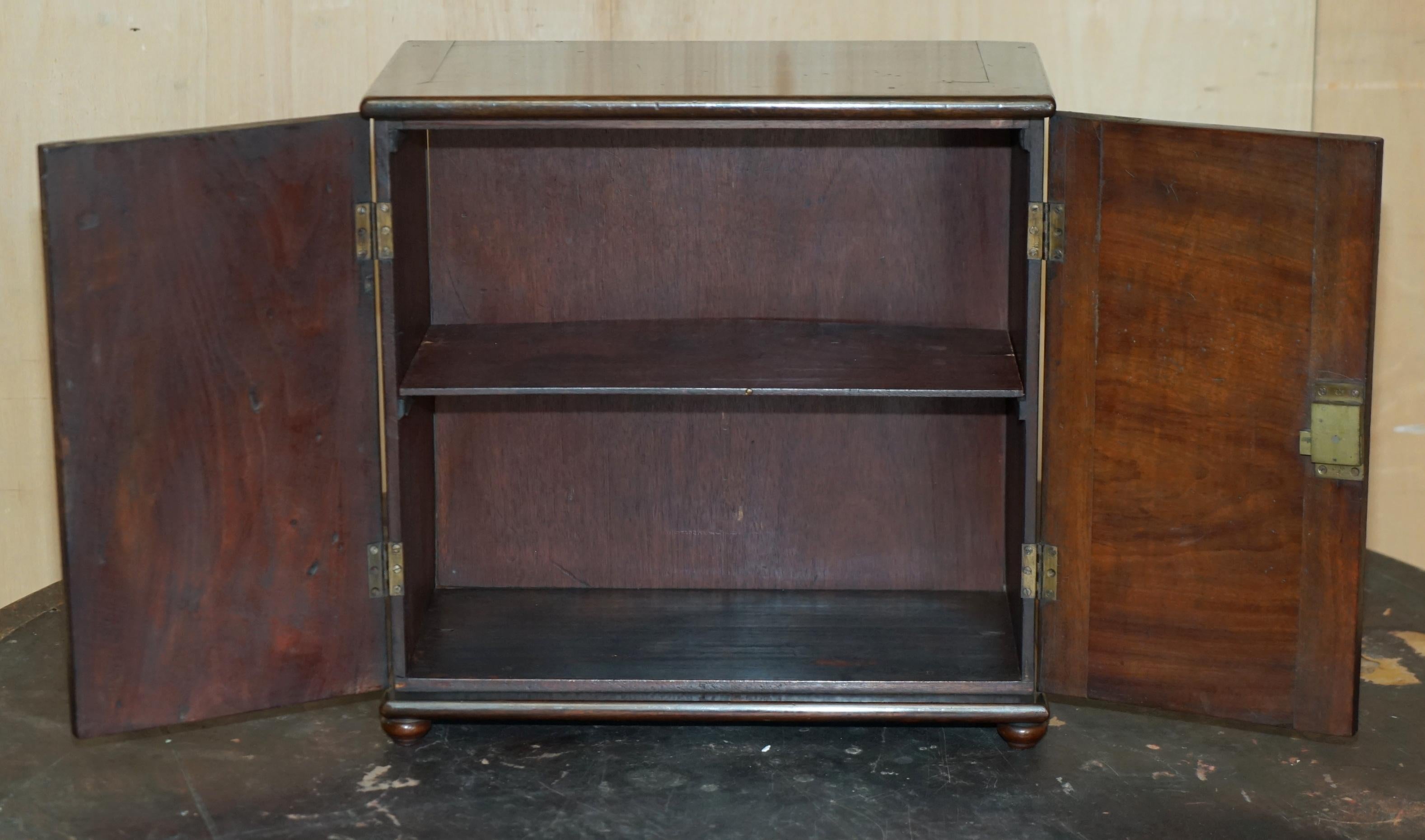 FULLY RESTORED FINE & ANTIQUE GEORGIAN SHERATON COLLECTORS CABINET CiRCA 1820 For Sale 9