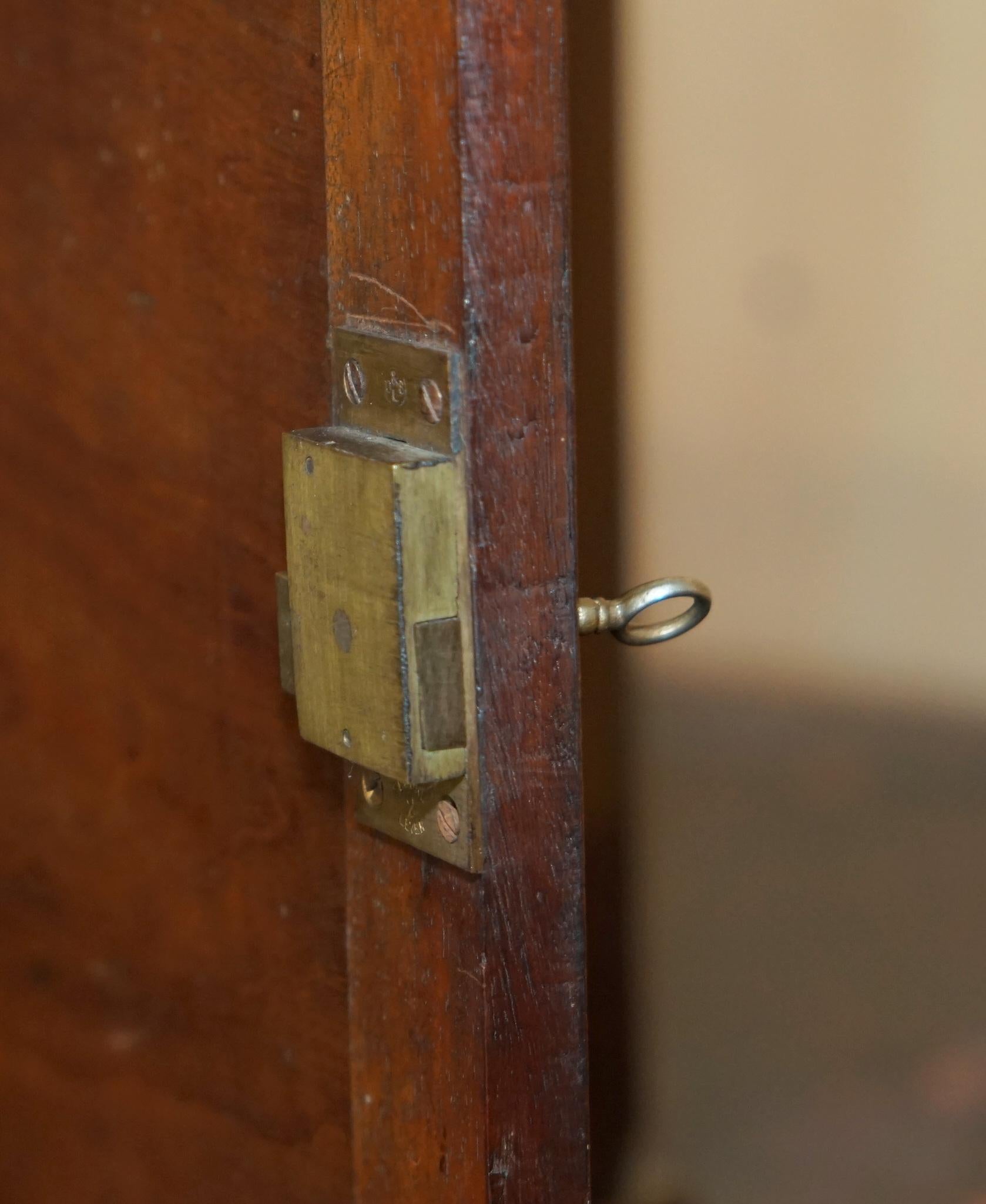 FULLY RESTORED FINE & ANTIQUE GEORGIAN SHERATON COLLECTORS CABINET CiRCA 1820 For Sale 10
