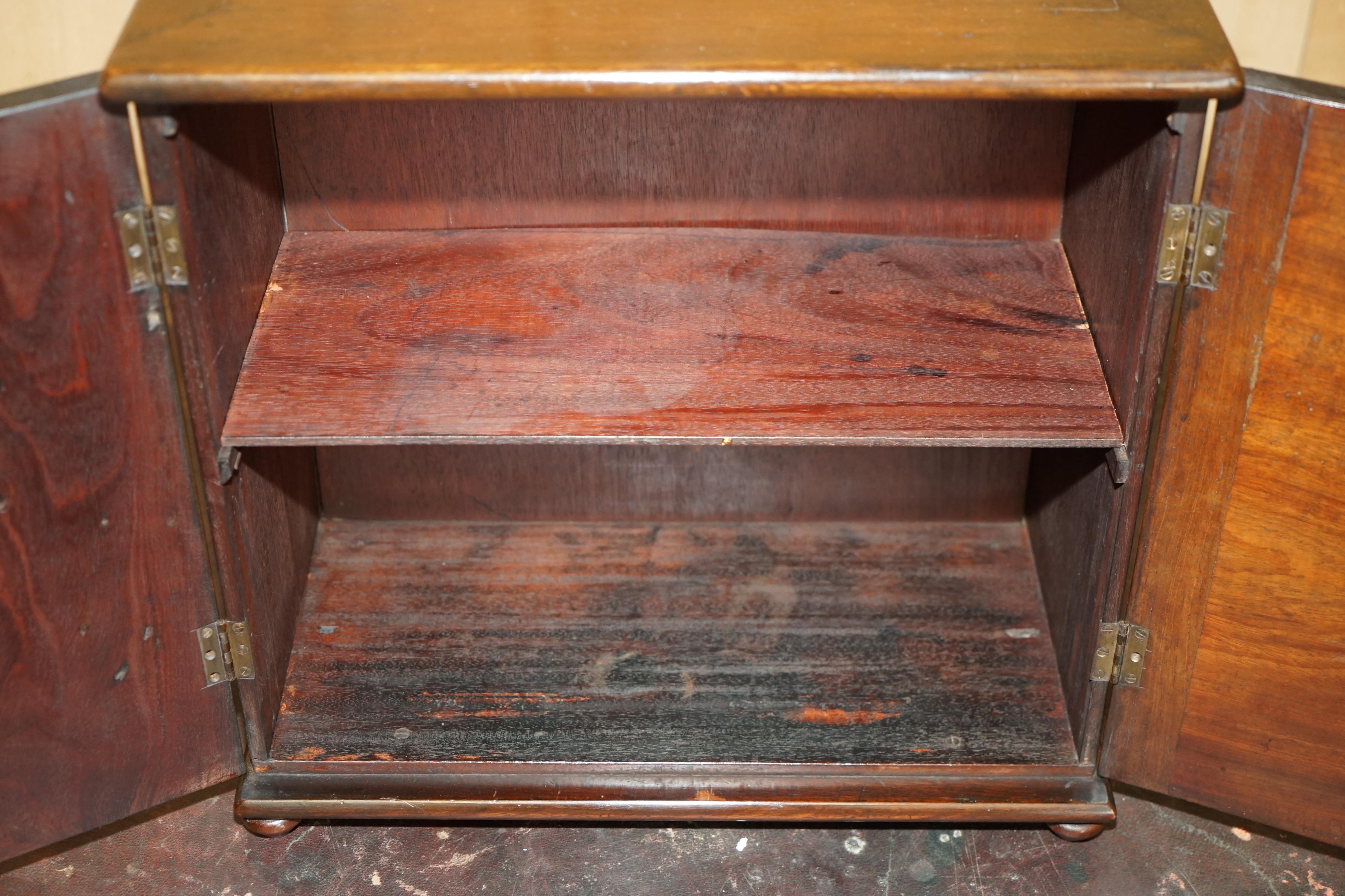 FULLY RESTORED FINE & ANTIQUE GEORGIAN SHERATON COLLECTORS CABINET CiRCA 1820 For Sale 12