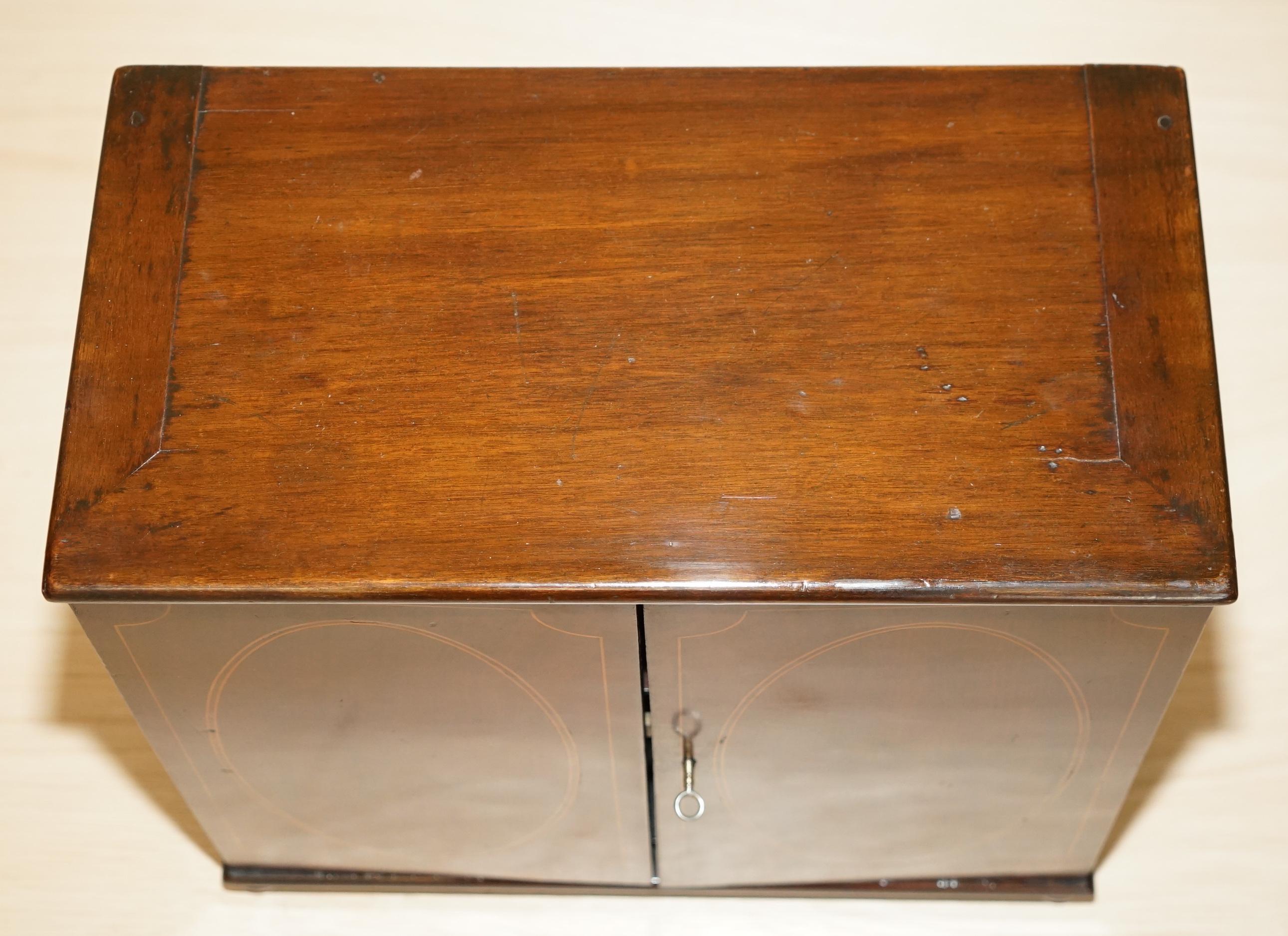 Georgian FULLY RESTORED FINE & ANTIQUE GEORGIAN SHERATON COLLECTORS CABINET CiRCA 1820 For Sale