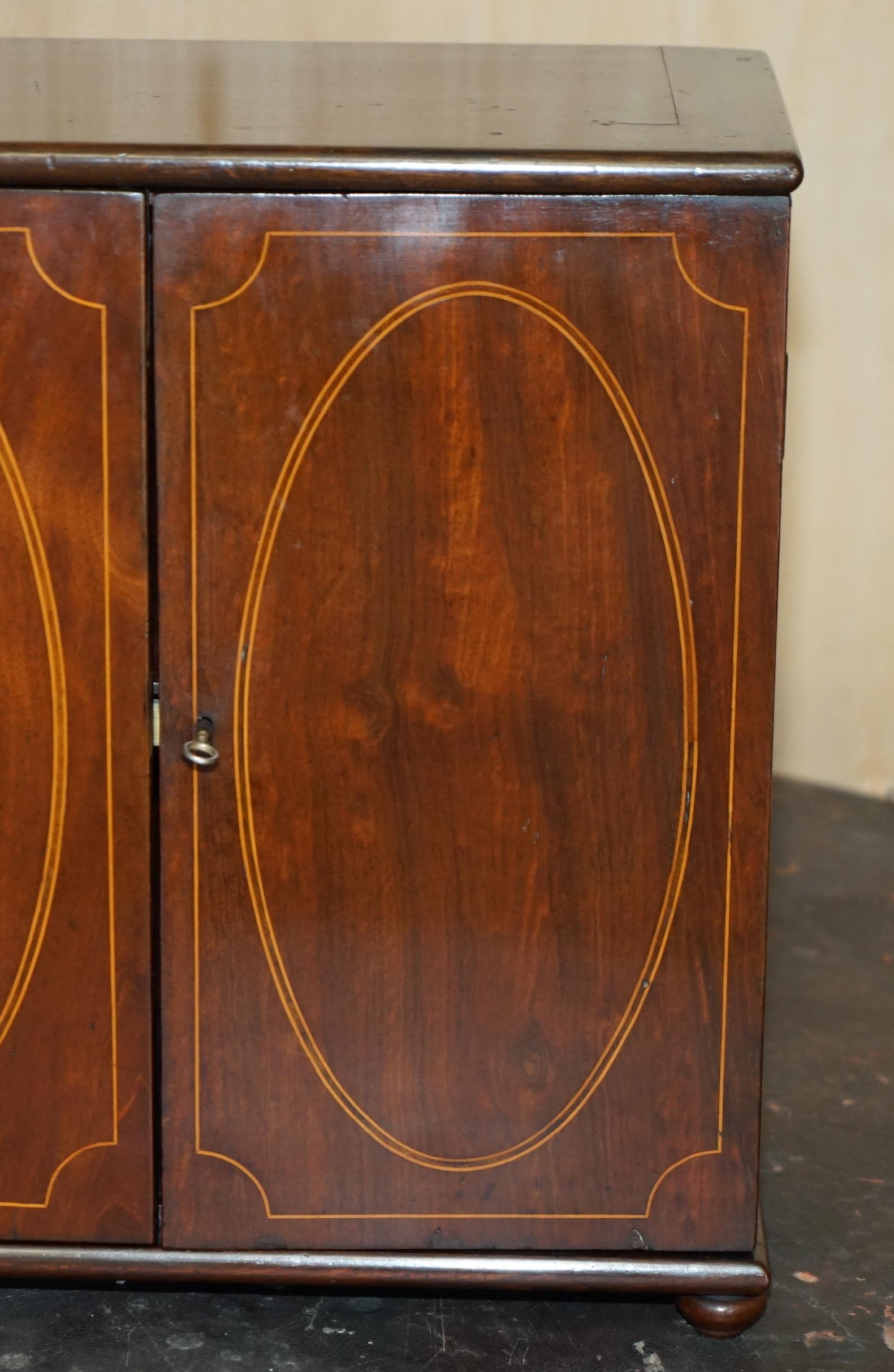 Hardwood FULLY RESTORED FINE & ANTIQUE GEORGIAN SHERATON COLLECTORS CABINET CiRCA 1820 For Sale