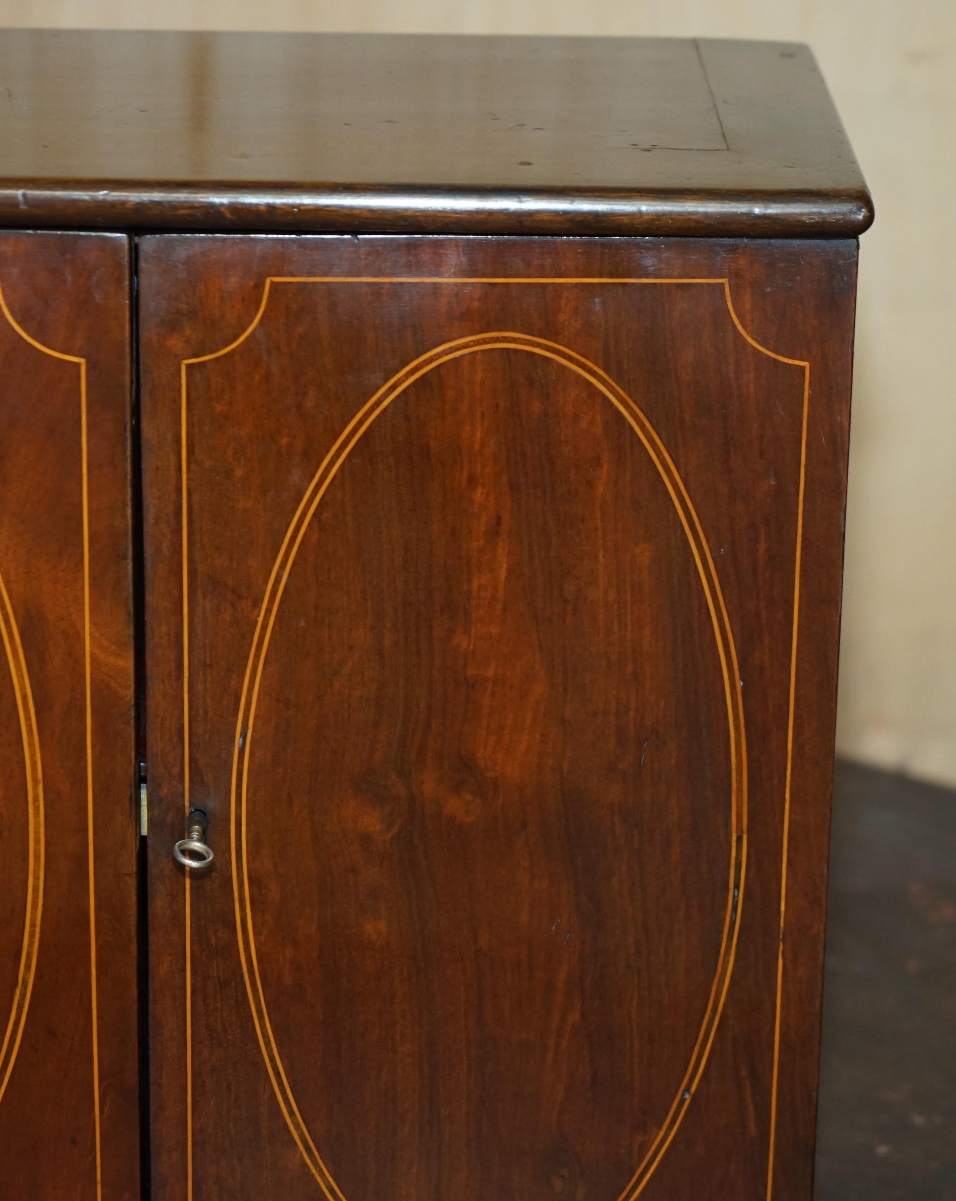 FULLY RESTORED FINE & ANTIQUE GEORGIAN SHERATON COLLECTORS CABINET CiRCA 1820 For Sale 1