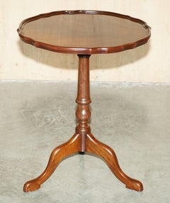 FULLY RESTORED FLAMED HARDWOOD PIE CRUST EDGE TRIPOD LAMP SiDE END WINE TABLE
