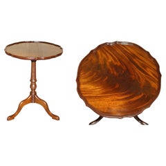 FULLY RESTORED FLAMED HARDWOOD PIE CRUST EDGE TRIPOD LAMP SiDE END WINE TABLE