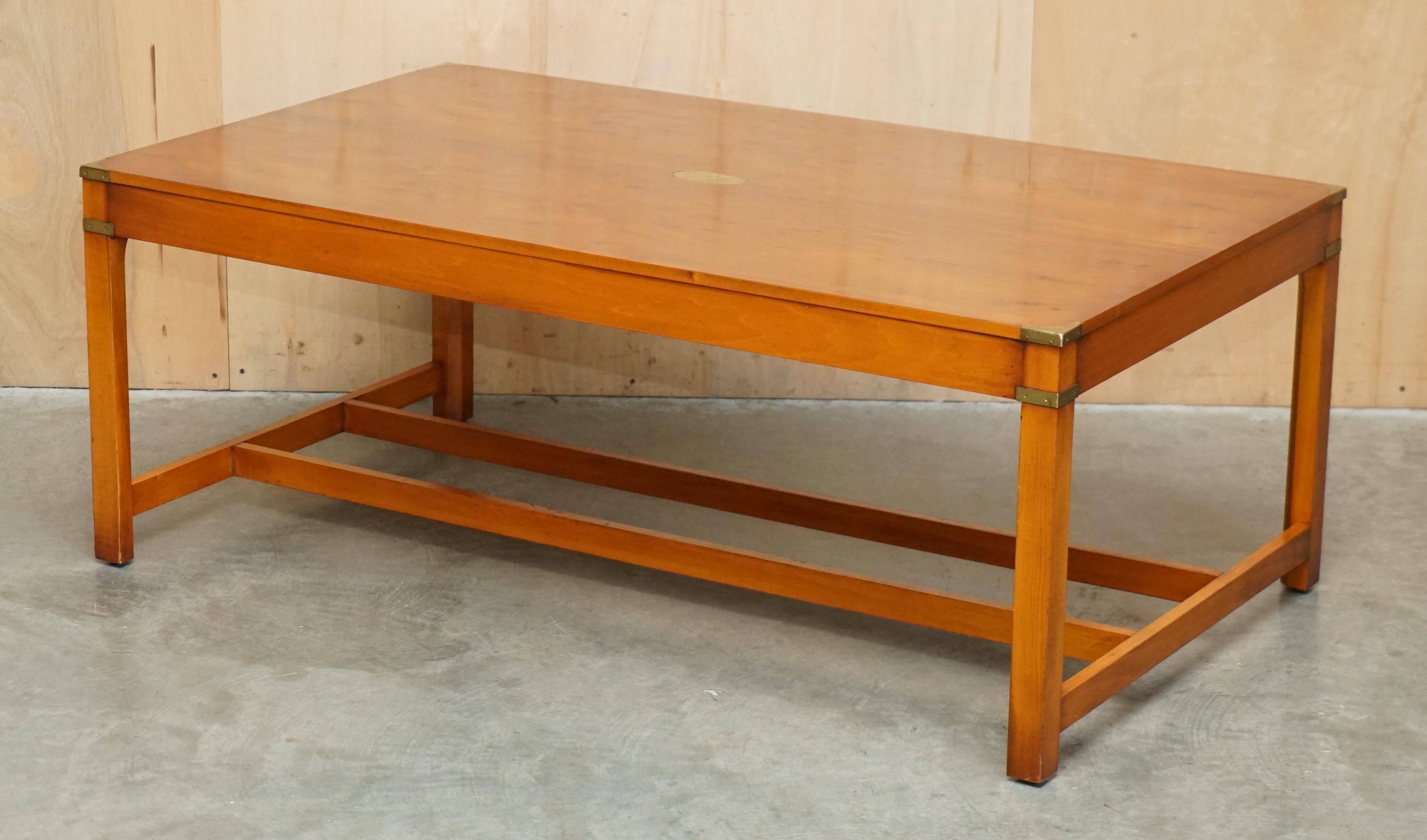 Casa Reale Antiquariato

The House of Antiques è lieta di offrire in vendita questo tavolino da salotto della Campaigner militare di Harrods Kennedy in mogano fiammato e ottone, leggermente restaurato e tradizionalmente lucidato alla