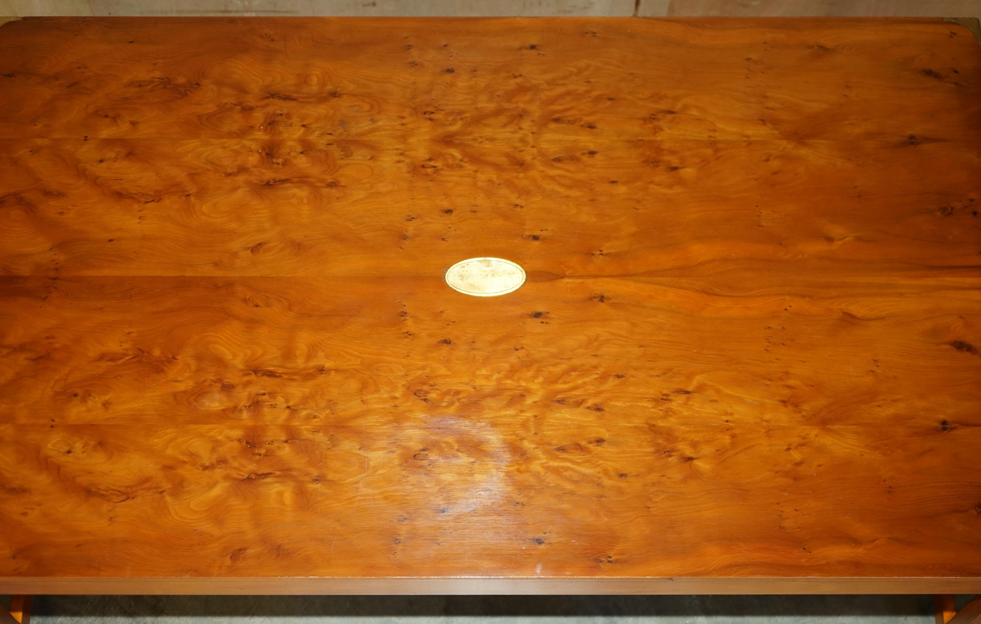 Fatto a mano TAVOLO DA CAFFE' IN POLIZZERIA FRANCESE COMPLETAMENTE RESTAURATO DI Harrods KENNEDY, CAMPAGNA MILITARE in vendita