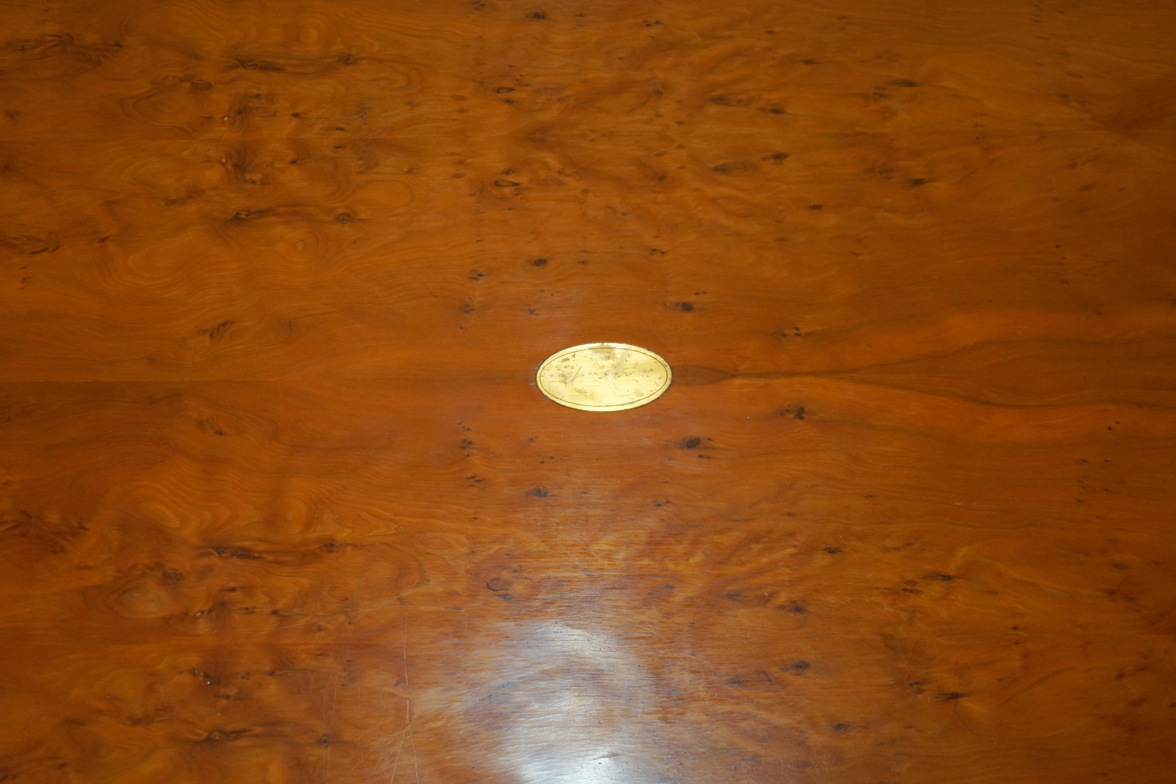 XX secolo TAVOLO DA CAFFE' IN POLIZZERIA FRANCESE COMPLETAMENTE RESTAURATO DI Harrods KENNEDY, CAMPAGNA MILITARE in vendita