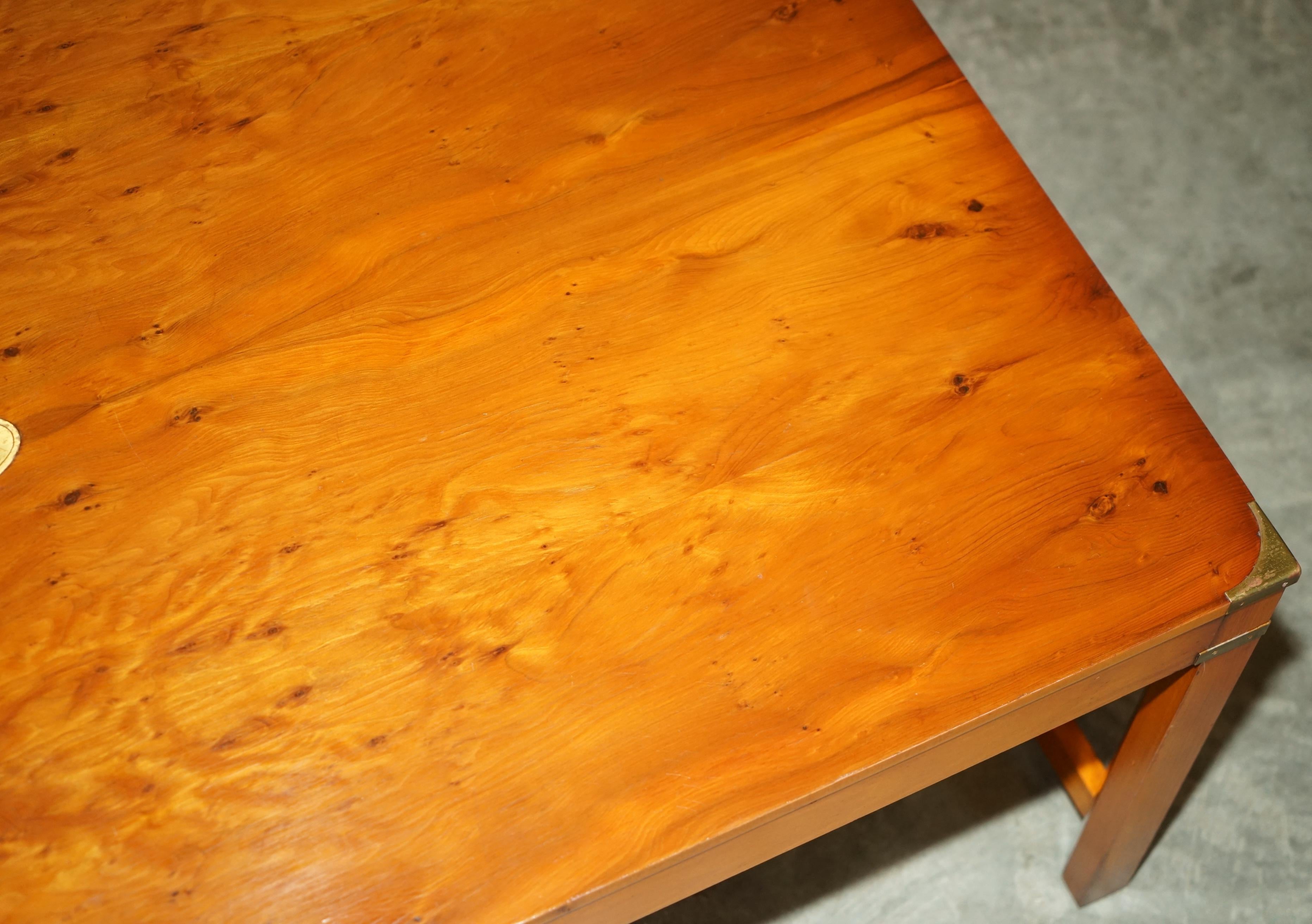 TAVOLO DA CAFFE' IN POLIZZERIA FRANCESE COMPLETAMENTE RESTAURATO DI Harrods KENNEDY, CAMPAGNA MILITARE in vendita 1