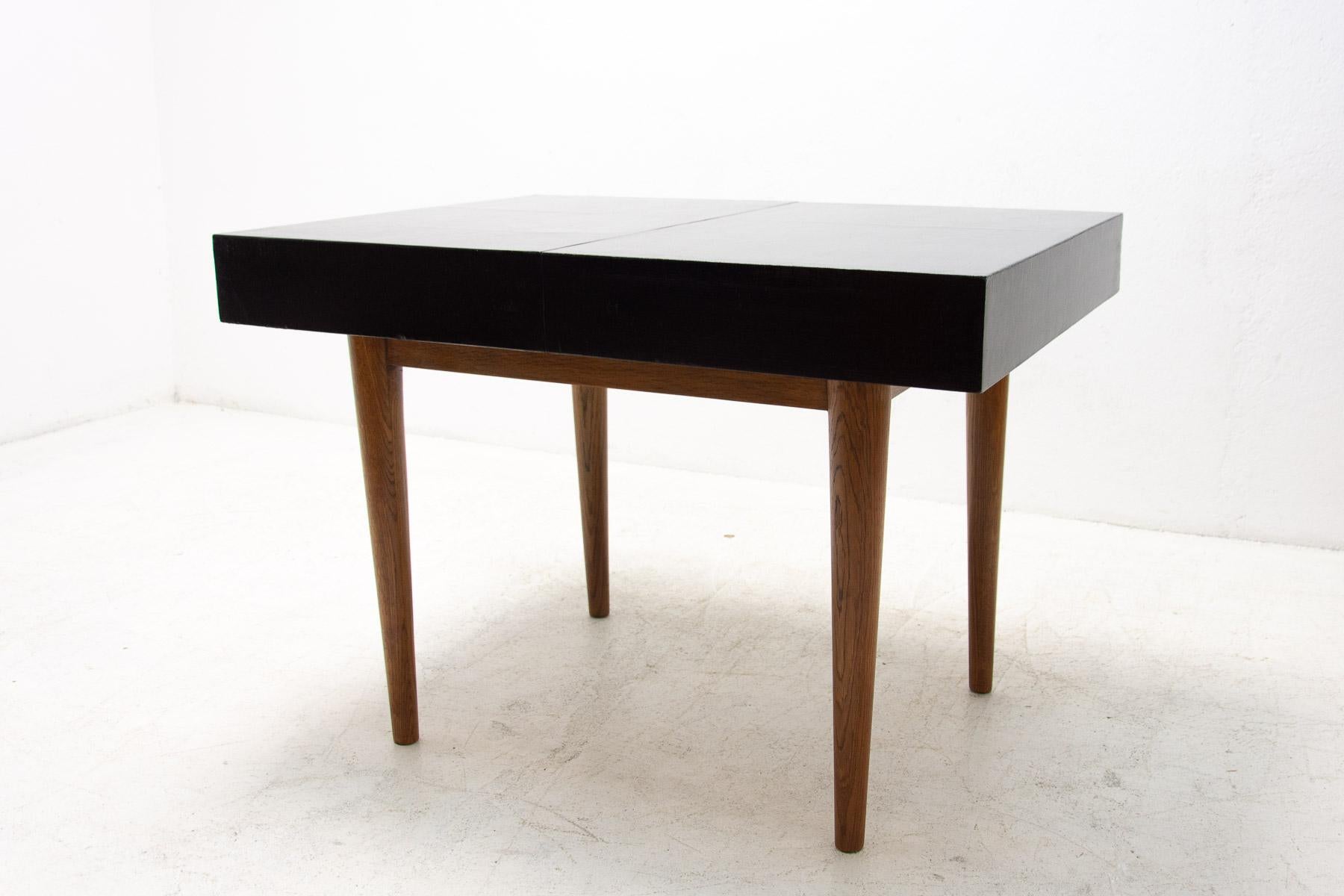 Modernist adjustable dining table designed by Czechoslovak architect Josef Pehr. Made to order for functionalist villa in Prague in the 1940s.
It´s made of beech wood.
The table was renovated and is fully functional in excellent