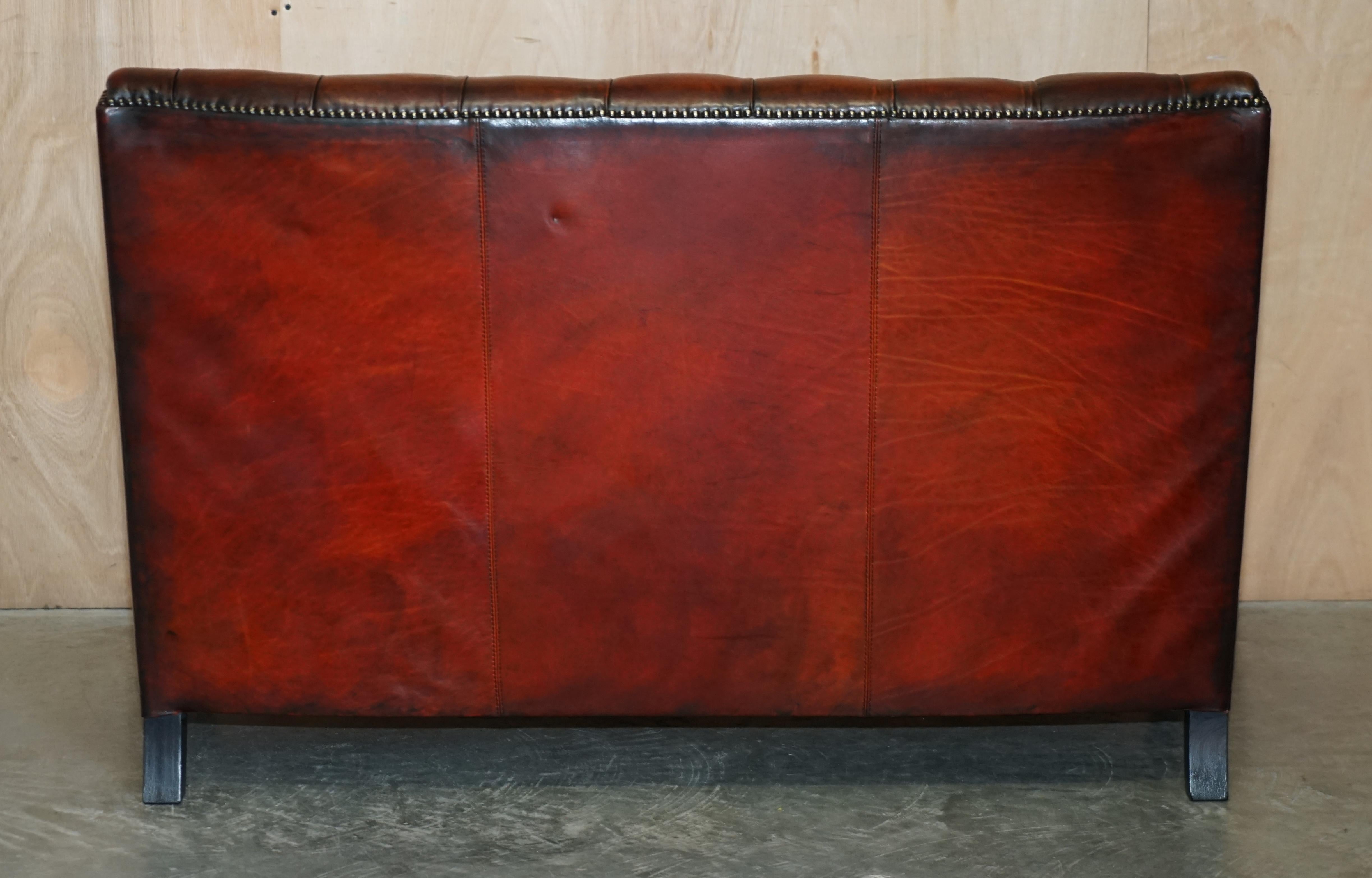 Fauteuil et canapé Chesterfield en cuir bordeaux teint à la main entièrement restauré en vente 4