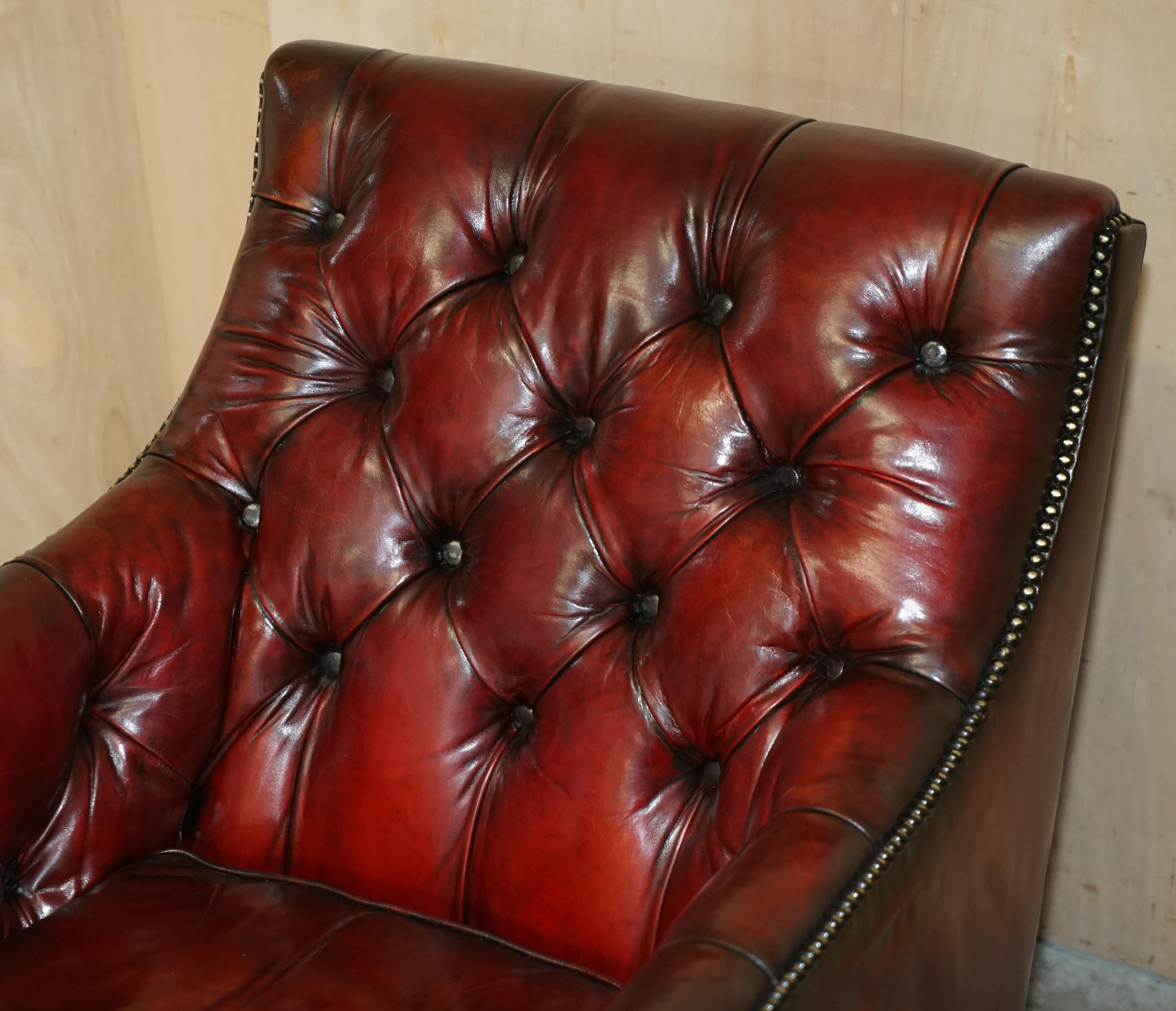 Fauteuil et canapé Chesterfield en cuir bordeaux teint à la main entièrement restauré en vente 8