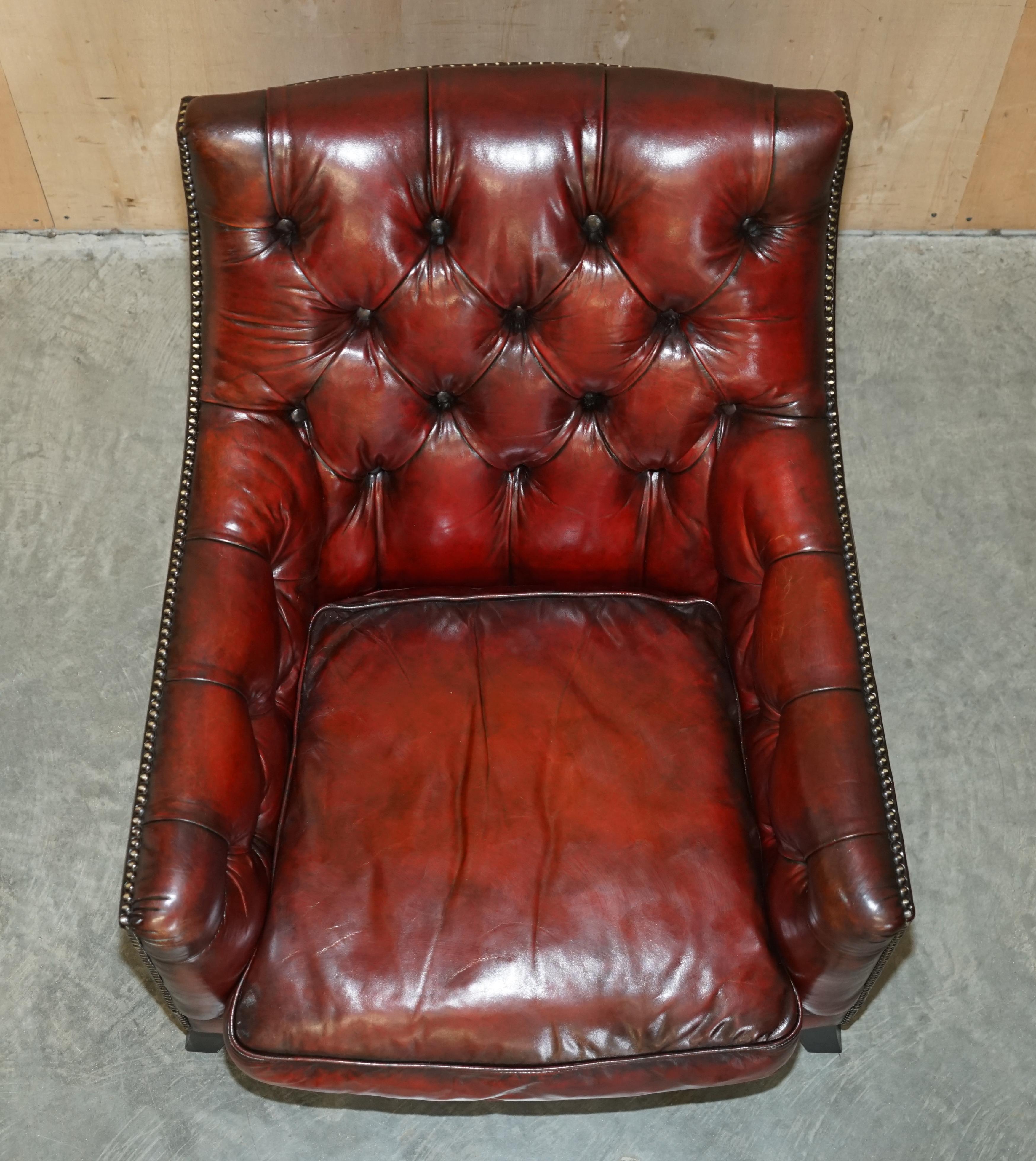 Fauteuil et canapé Chesterfield en cuir bordeaux teint à la main entièrement restauré en vente 9