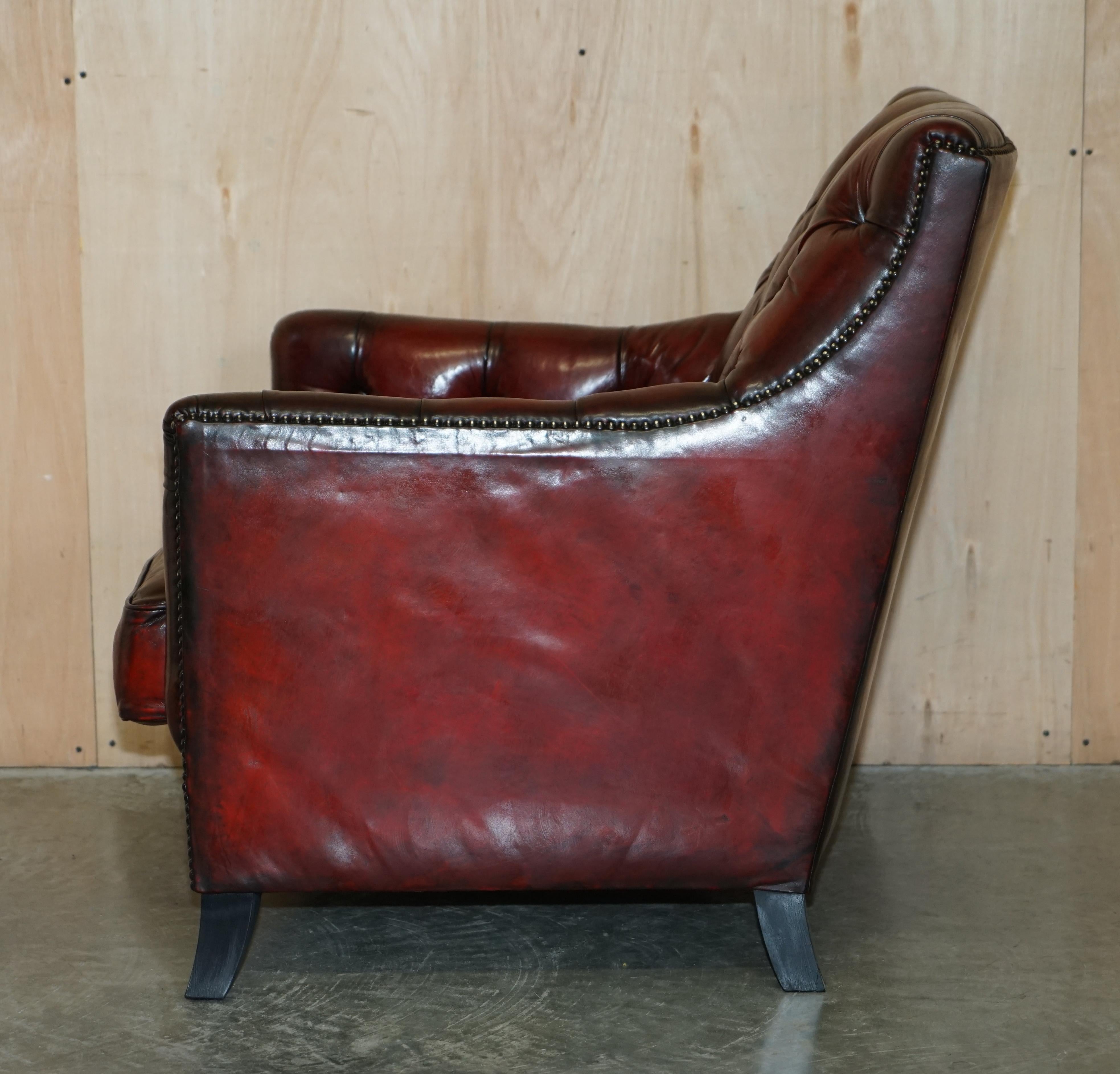 Fauteuil et canapé Chesterfield en cuir bordeaux teint à la main entièrement restauré en vente 11