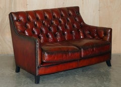 Poltrona e divano Chesterfield Suite in pelle bordeaux completamente restaurati e tinti a mano