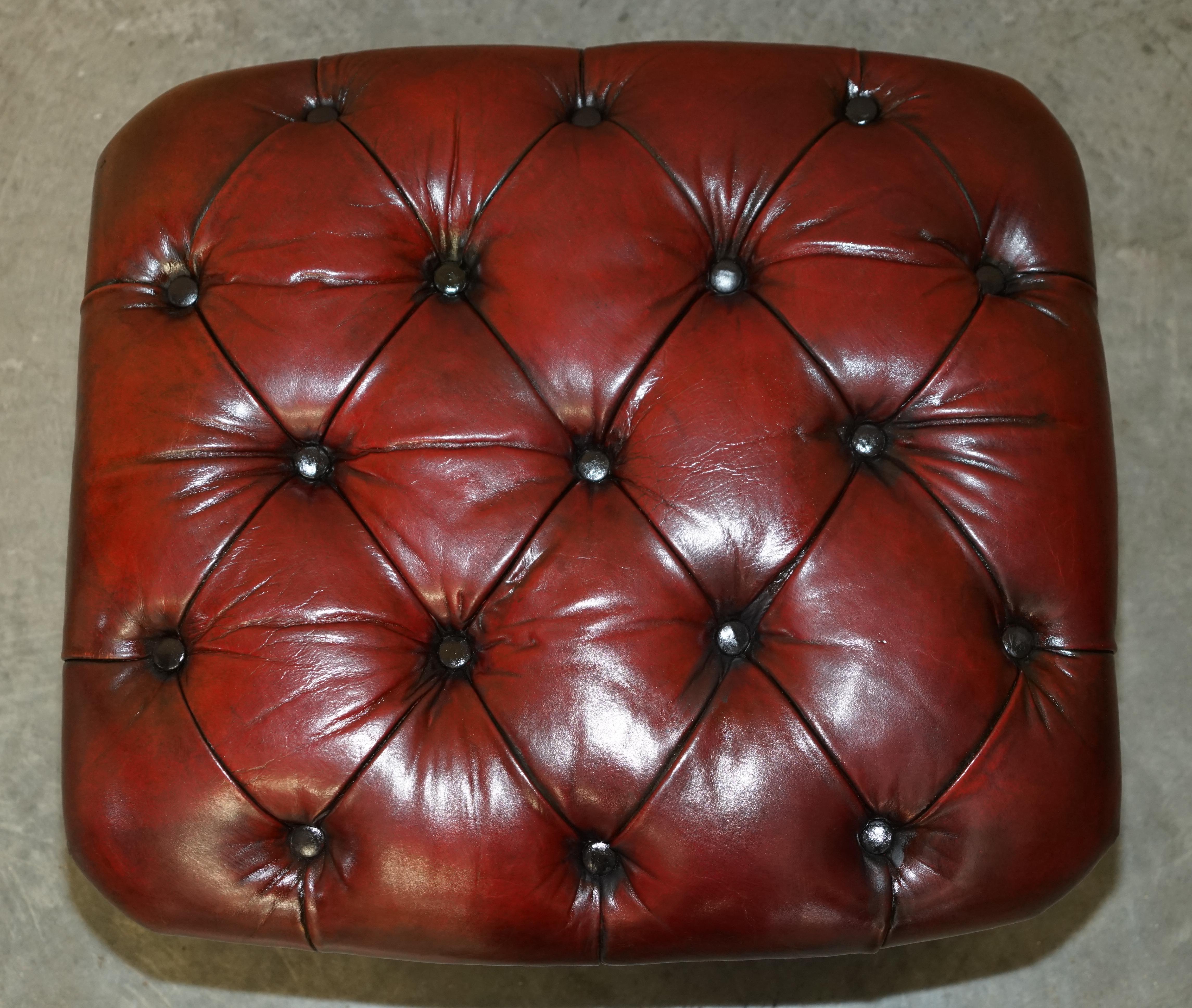 Fauteuil et canapé Chesterfield en cuir bordeaux teint à la main entièrement restauré en vente 14