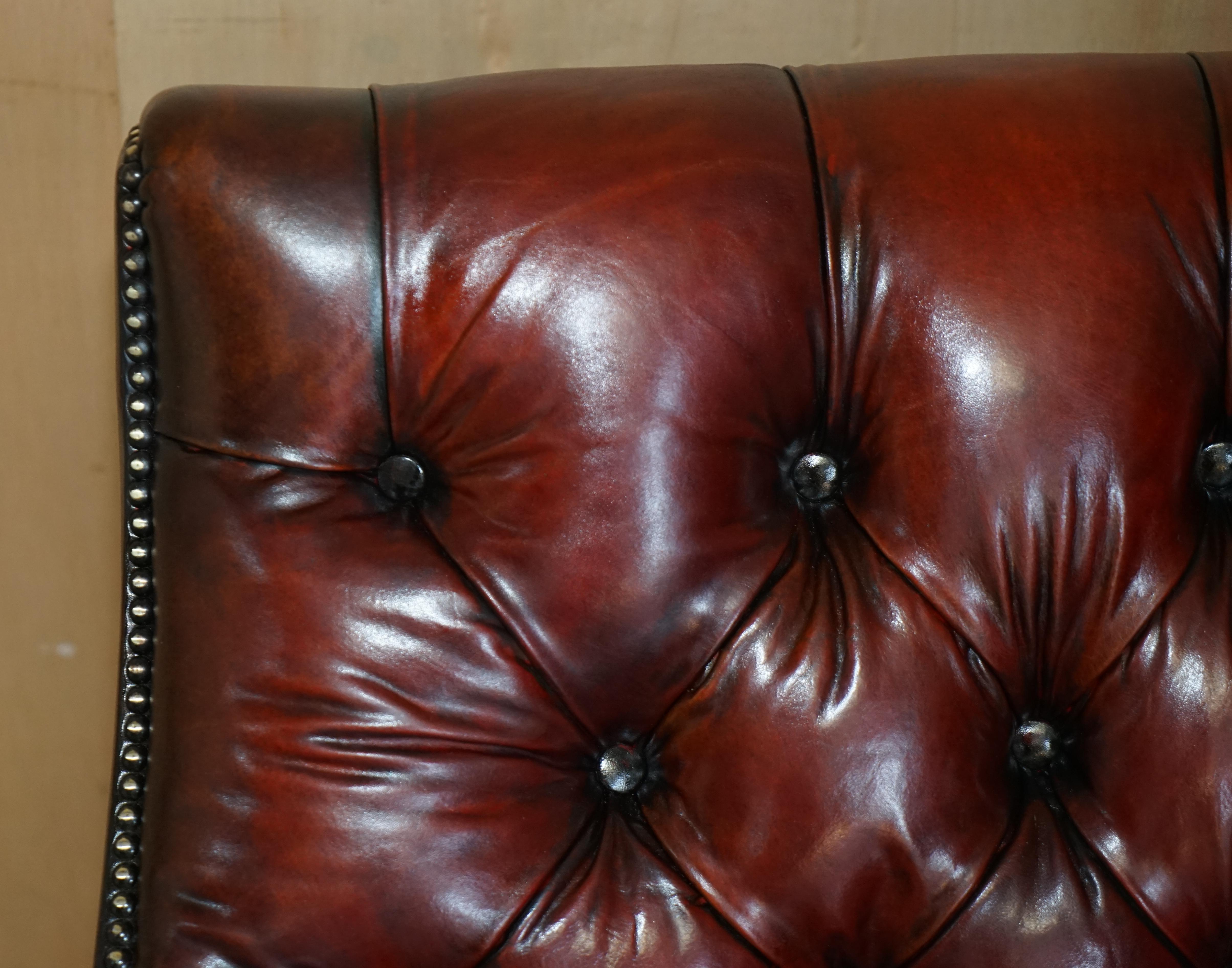 20ième siècle Fauteuil et canapé Chesterfield en cuir bordeaux teint à la main entièrement restauré en vente