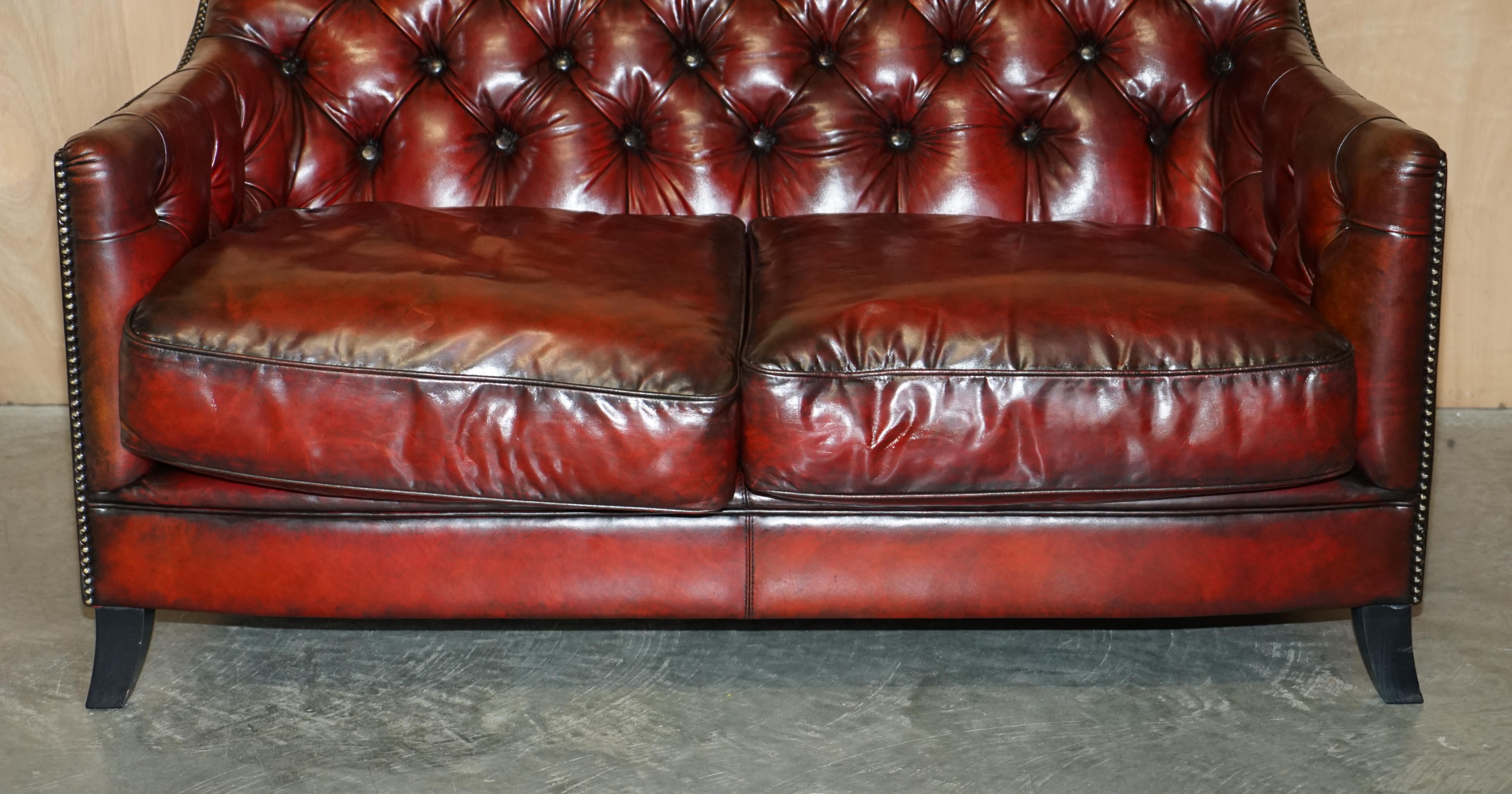 Cuir Fauteuil et canapé Chesterfield en cuir bordeaux teint à la main entièrement restauré en vente