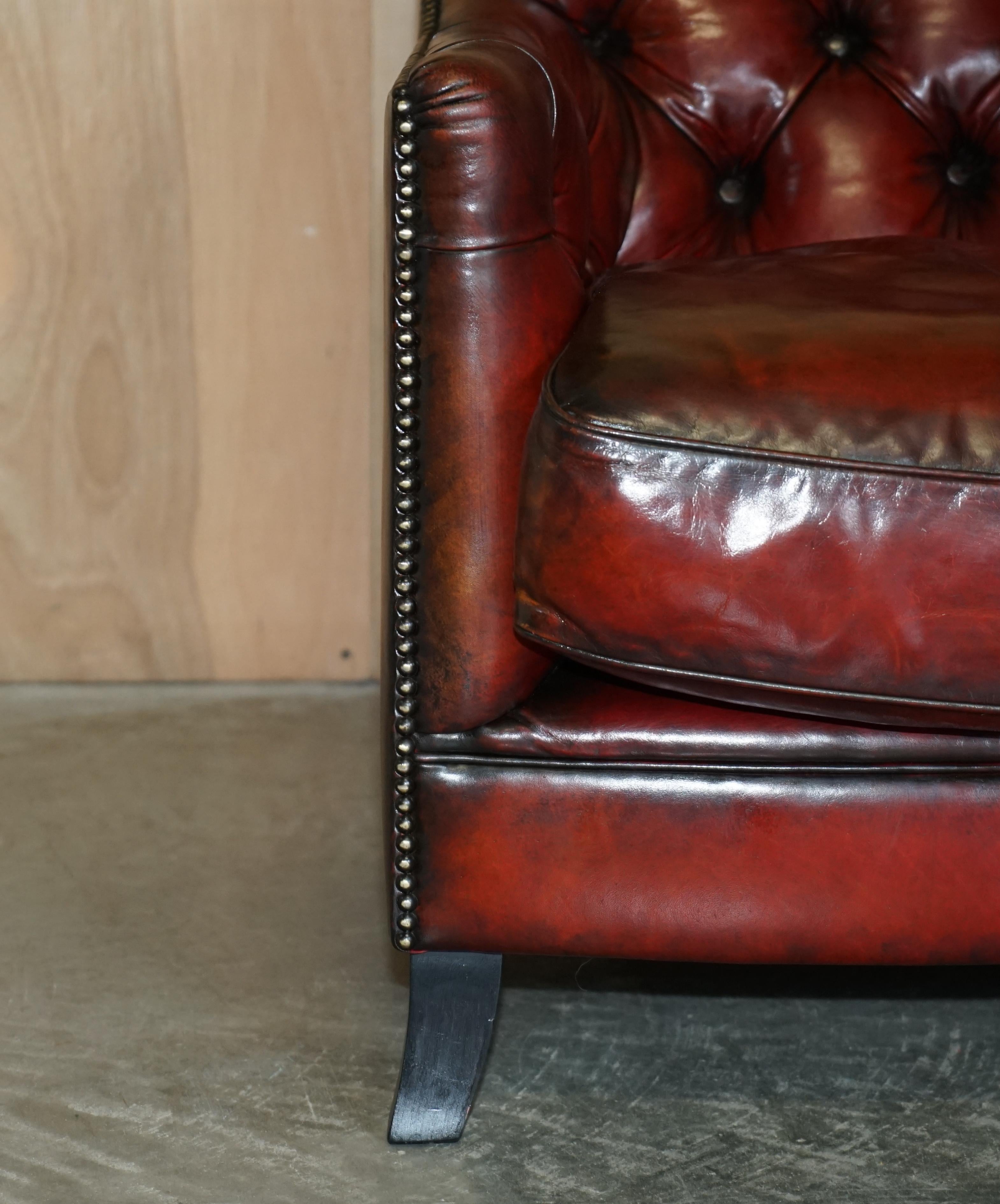Fauteuil et canapé Chesterfield en cuir bordeaux teint à la main entièrement restauré en vente 1