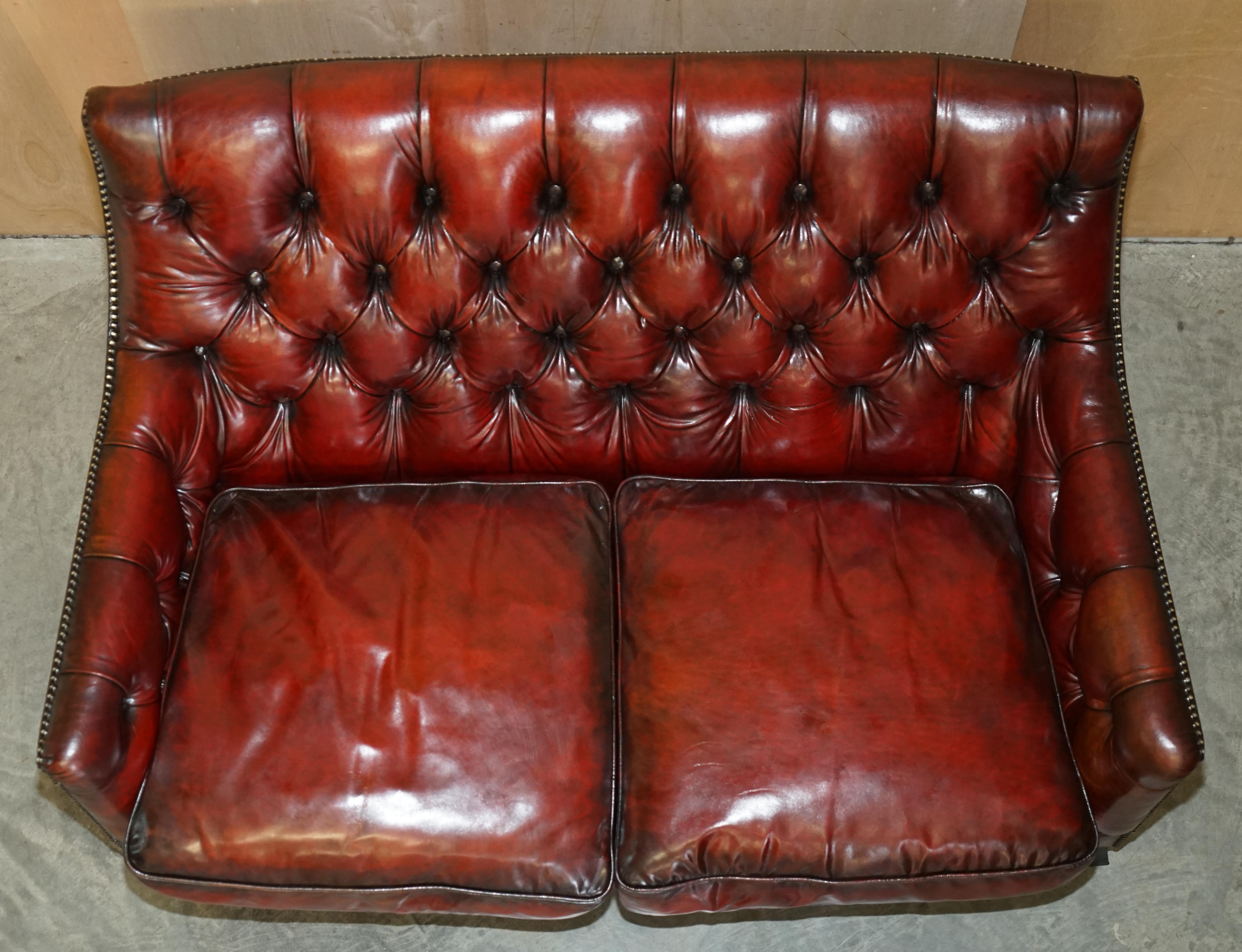 Fauteuil et canapé Chesterfield en cuir bordeaux teint à la main entièrement restauré en vente 2