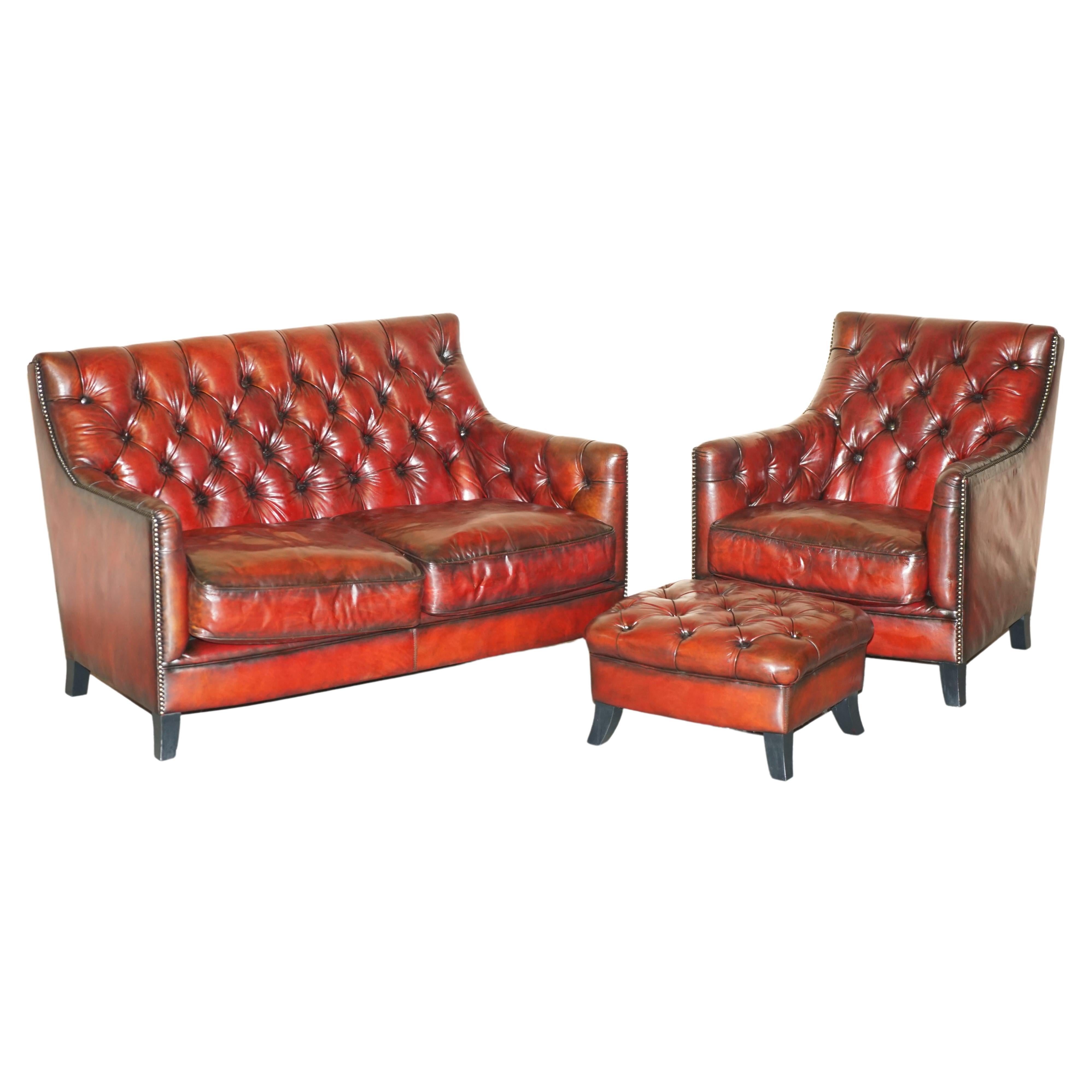 Vollständig restauriertes, handgefärbtes bordeauxfarbenes Leder Chesterfield Suite Sessel & Sofa