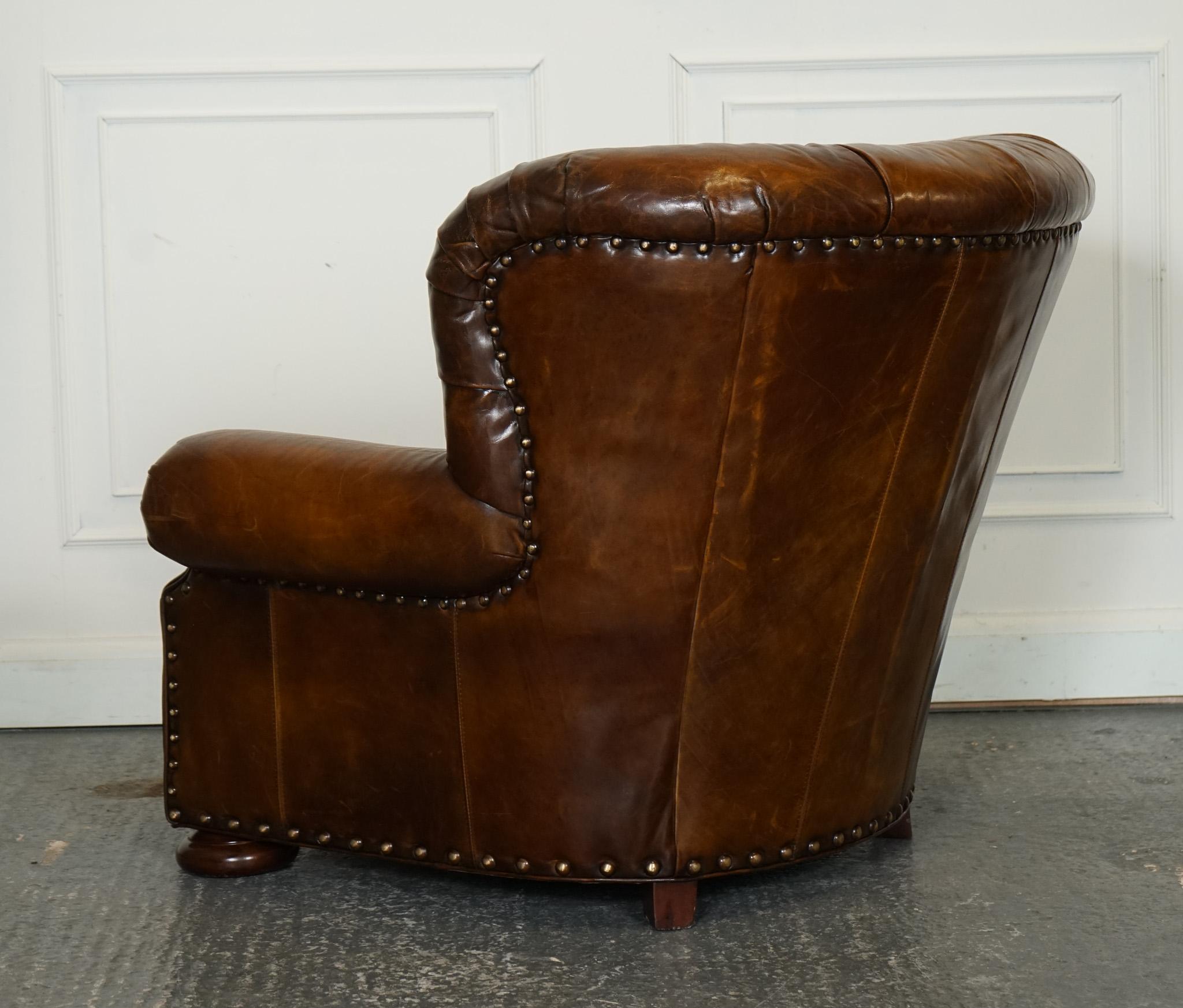 fauteuil de lecture en cuir teint à la main entièrement restauré avec repose-pieds en vente 4