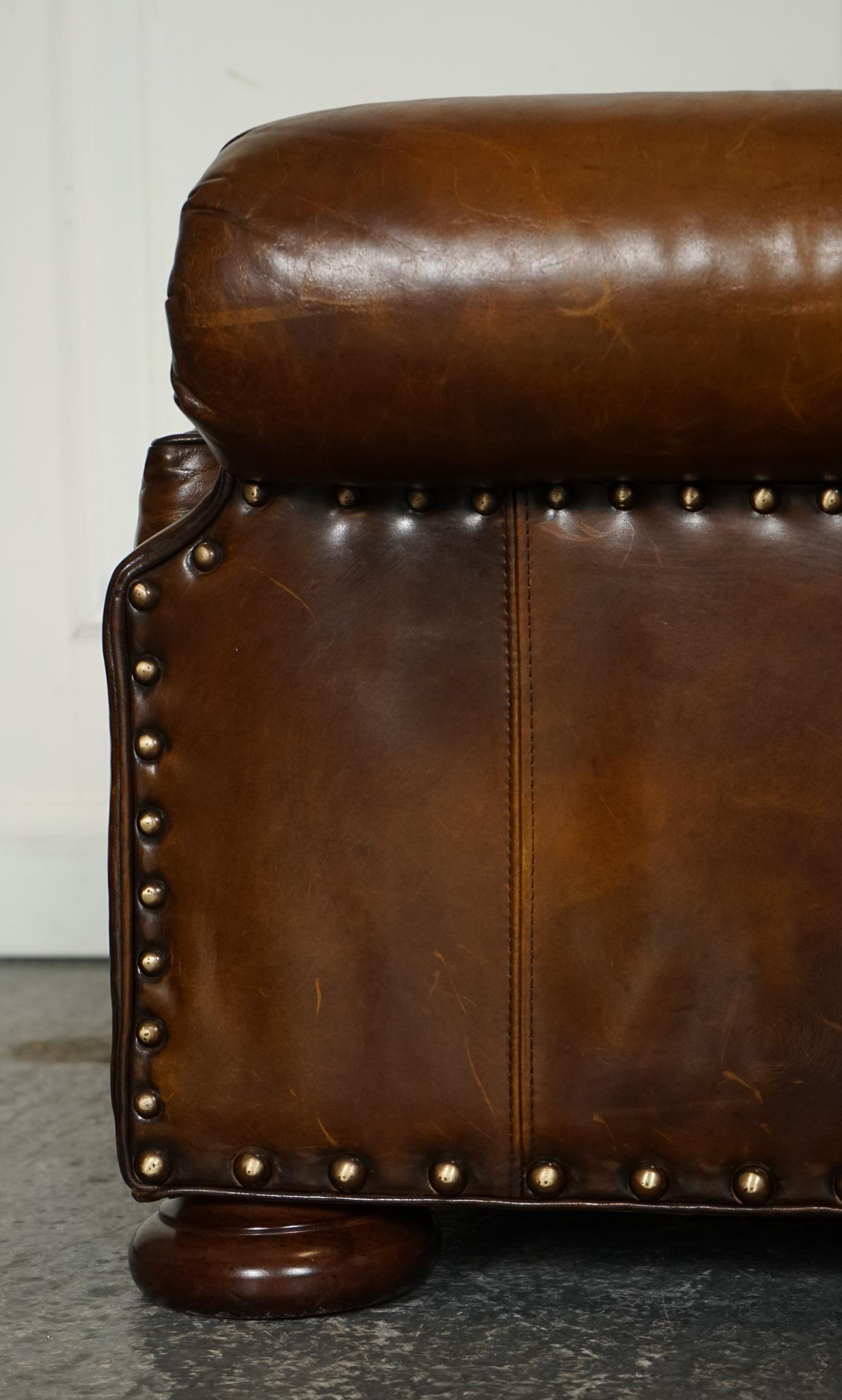 fauteuil de lecture en cuir teint à la main entièrement restauré avec repose-pieds en vente 7