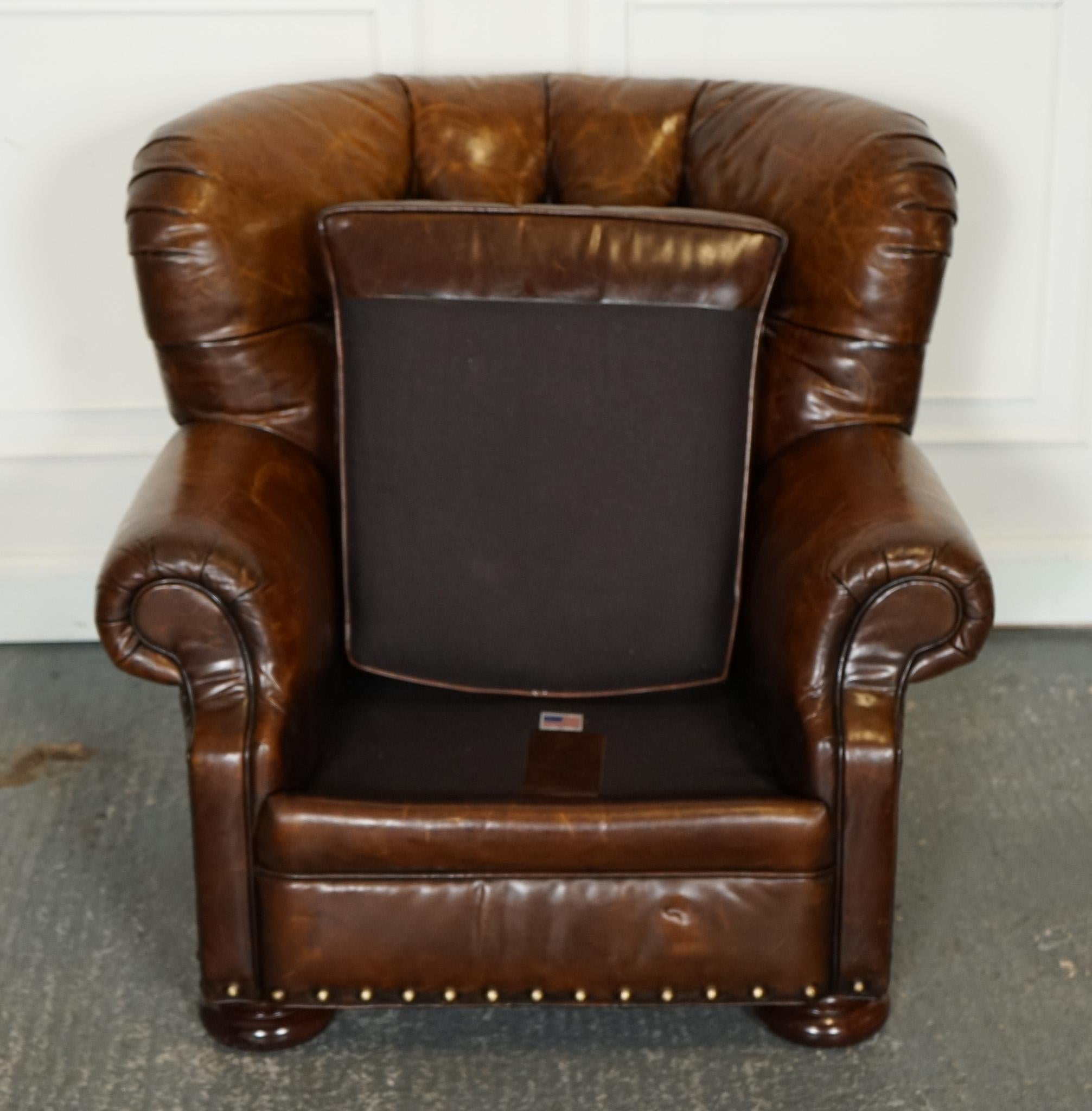 fauteuil de lecture en cuir teint à la main entièrement restauré avec repose-pieds en vente 8