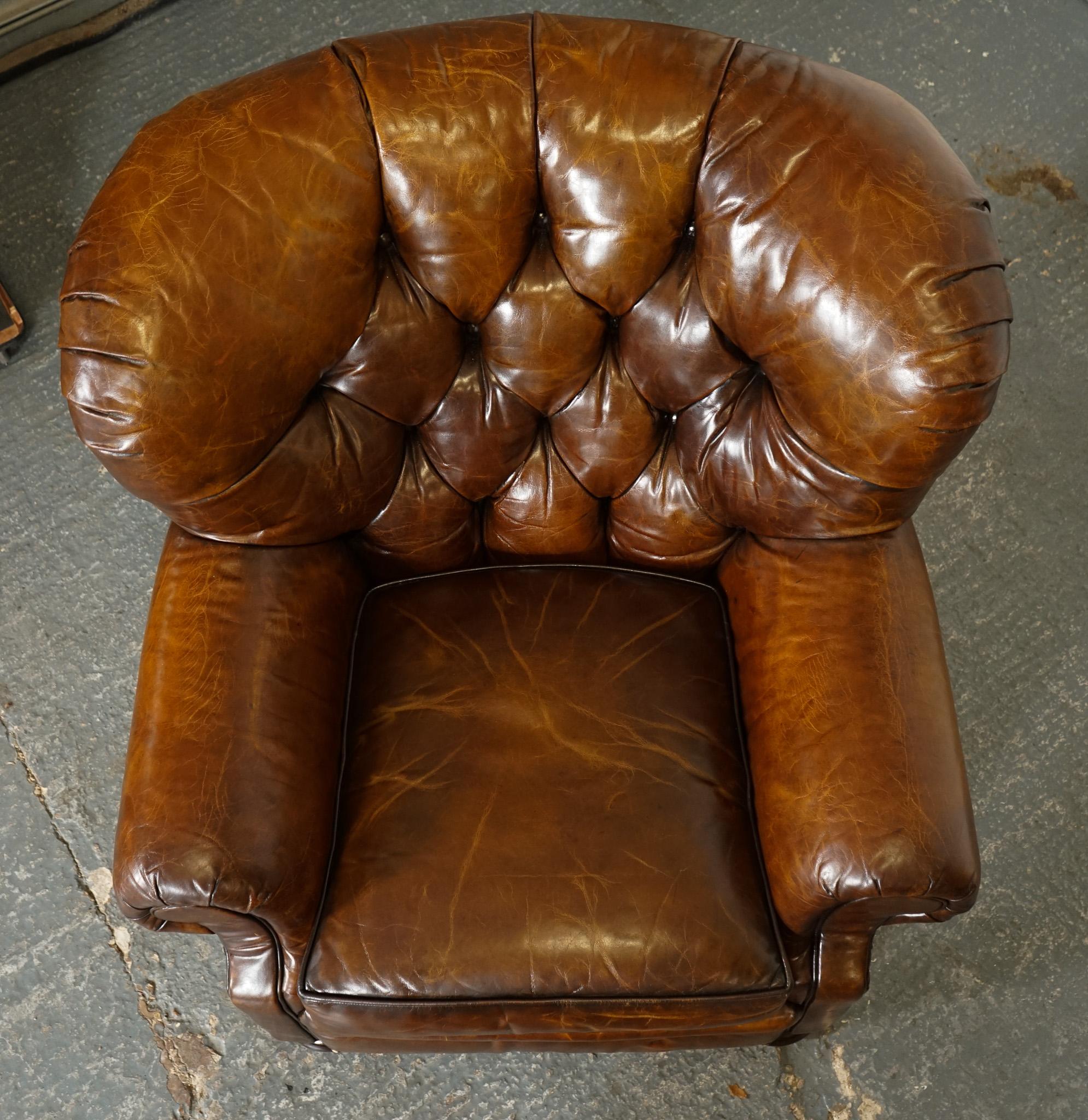 fauteuil de lecture en cuir teint à la main entièrement restauré avec repose-pieds en vente 9