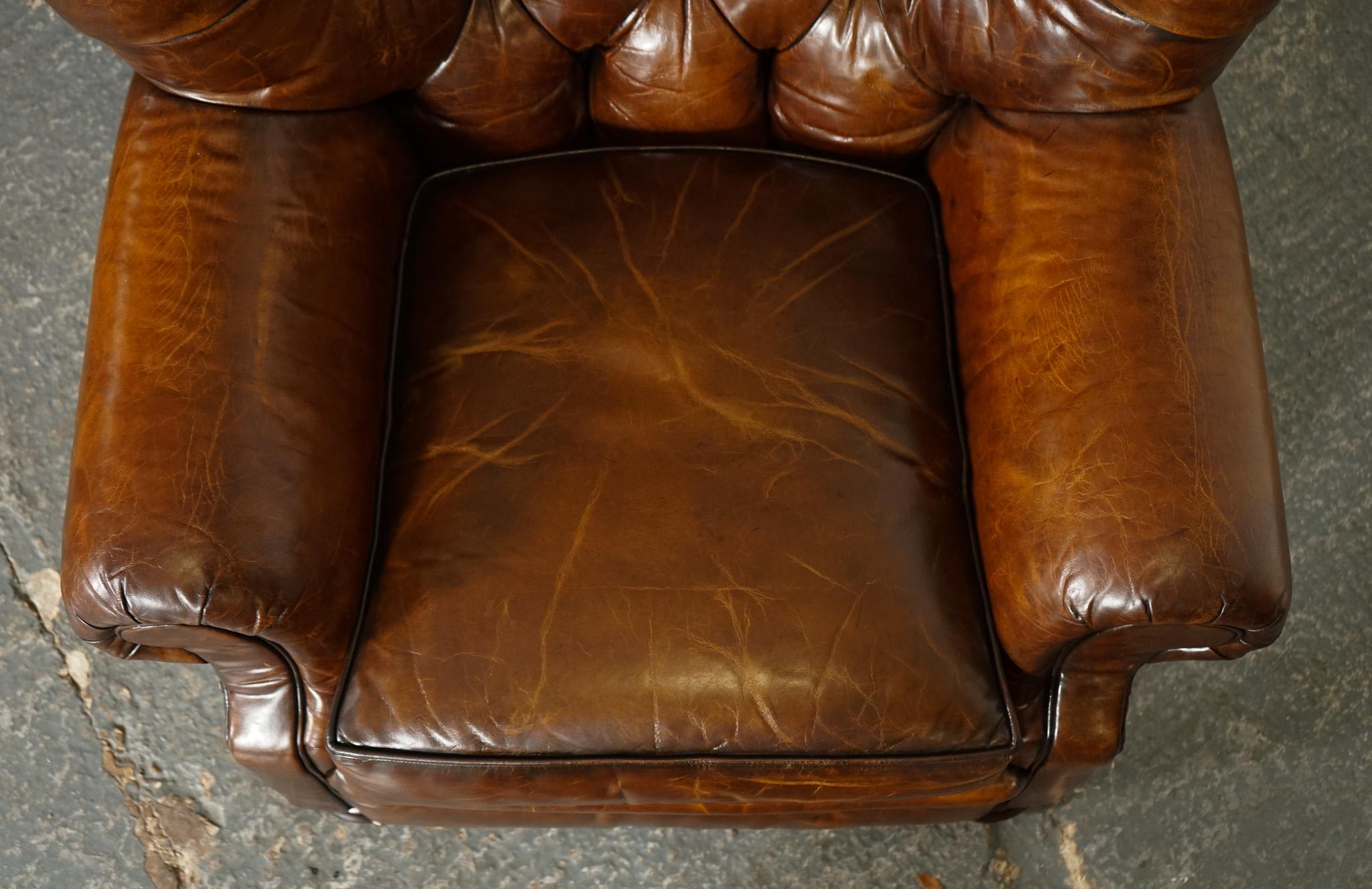 fauteuil de lecture en cuir teint à la main entièrement restauré avec repose-pieds en vente 10