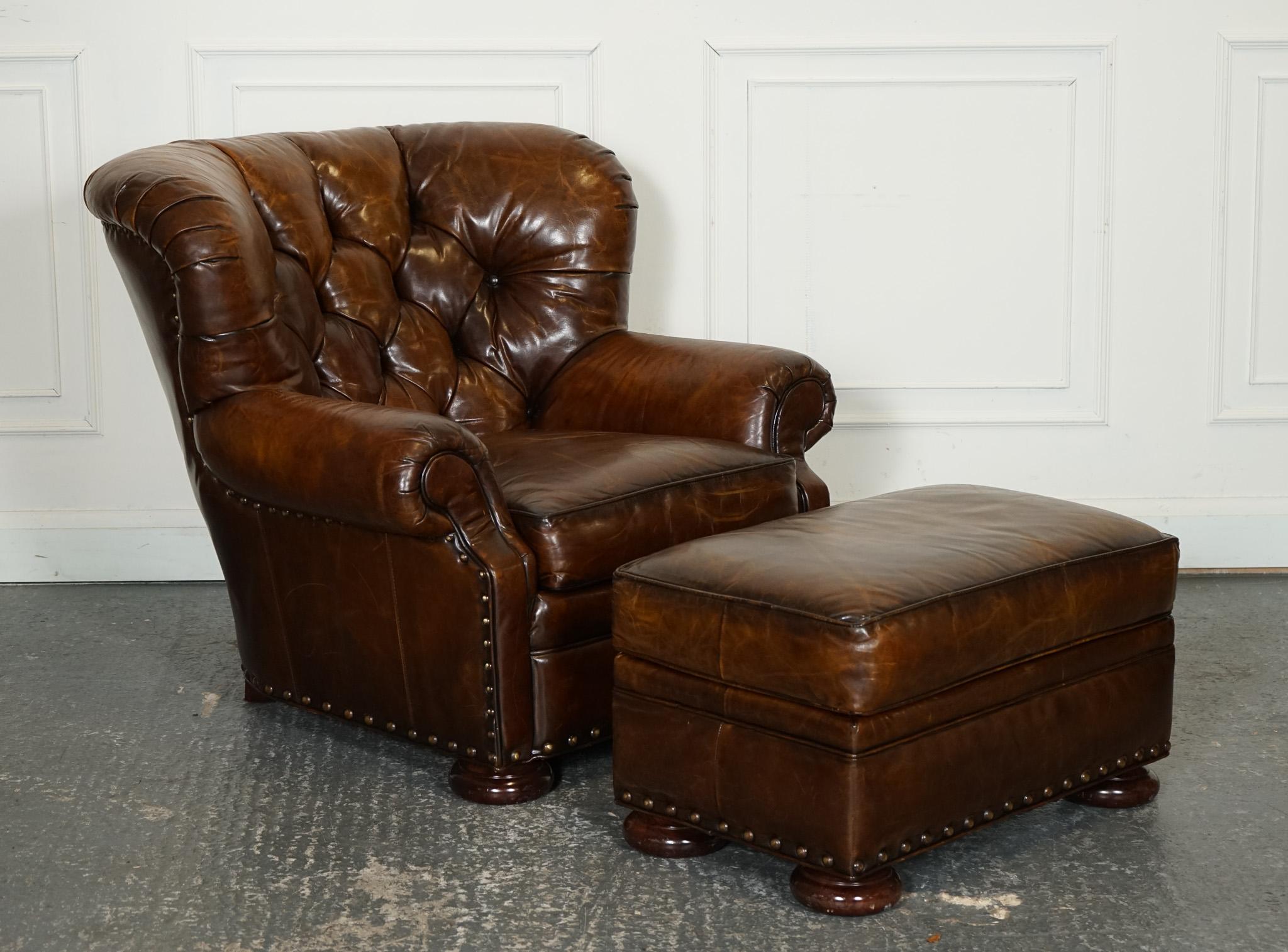 
Le fauteuil de lecture d'écrivain en cuir avec pouf dégage une élégance intemporelle qui invite à se couler dans son étreinte. 
Fabriqué dans un souci de confort et de style, ce meuble est doté d'un cadre robuste qui soutient parfaitement le