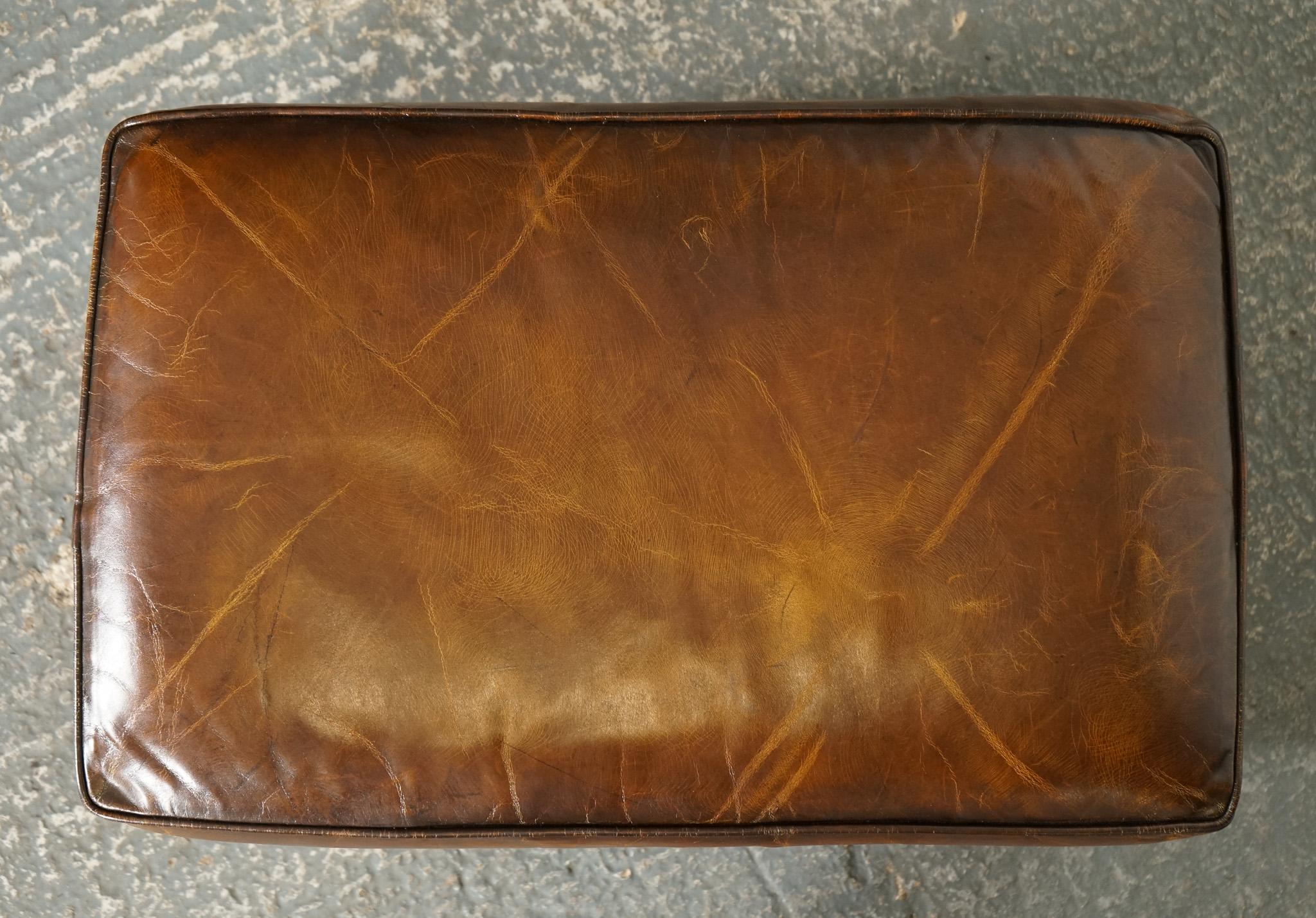 fauteuil de lecture en cuir teint à la main entièrement restauré avec repose-pieds en vente 13