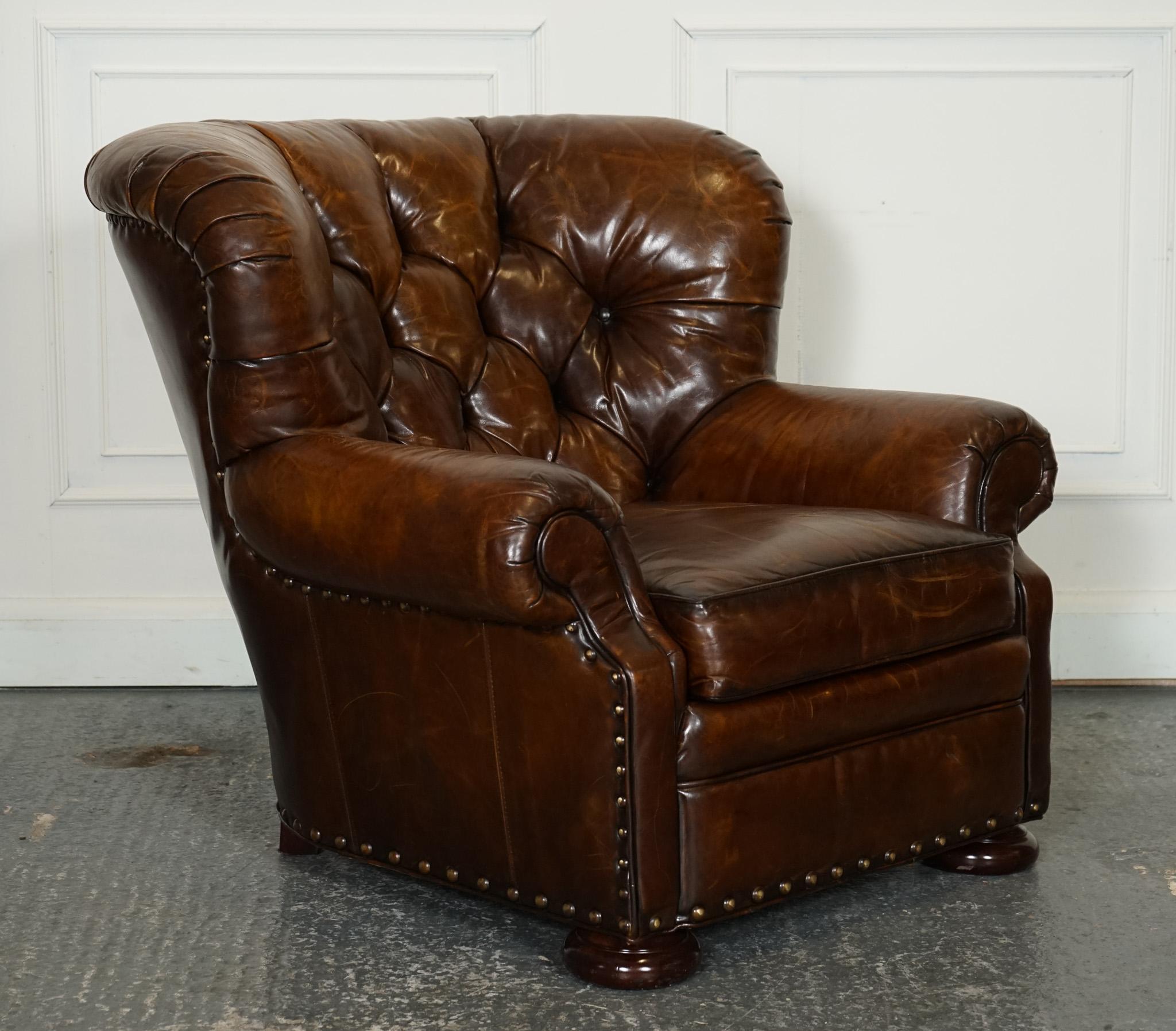 Britannique fauteuil de lecture en cuir teint à la main entièrement restauré avec repose-pieds en vente