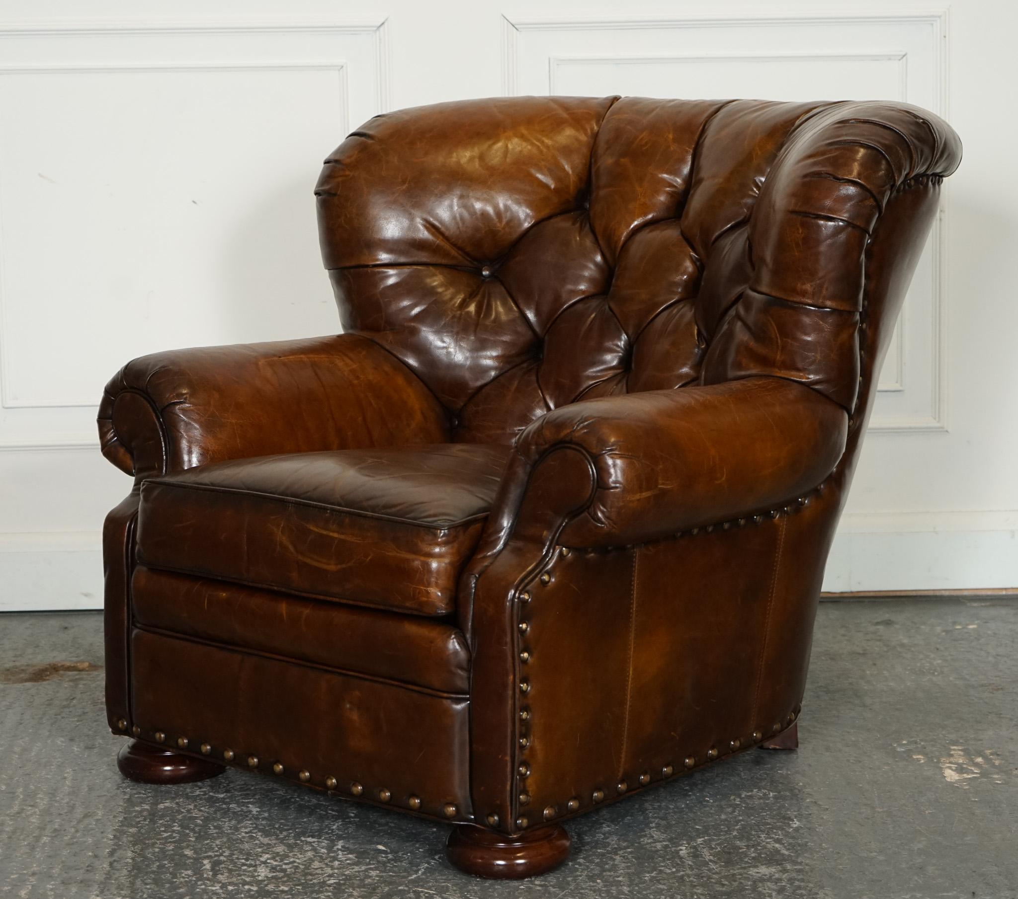 Fait main fauteuil de lecture en cuir teint à la main entièrement restauré avec repose-pieds en vente