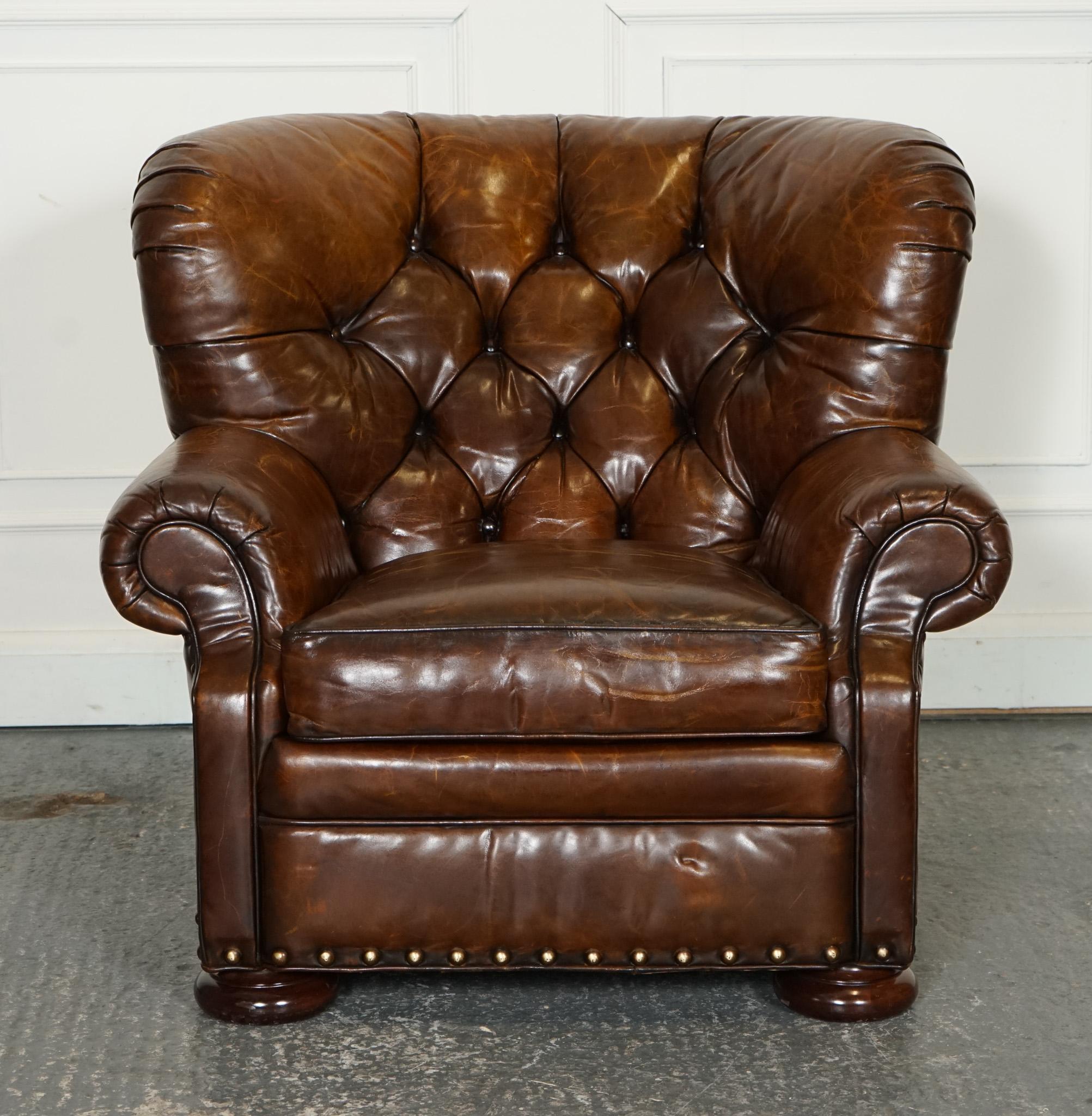 fauteuil de lecture en cuir teint à la main entièrement restauré avec repose-pieds Bon état - En vente à Pulborough, GB