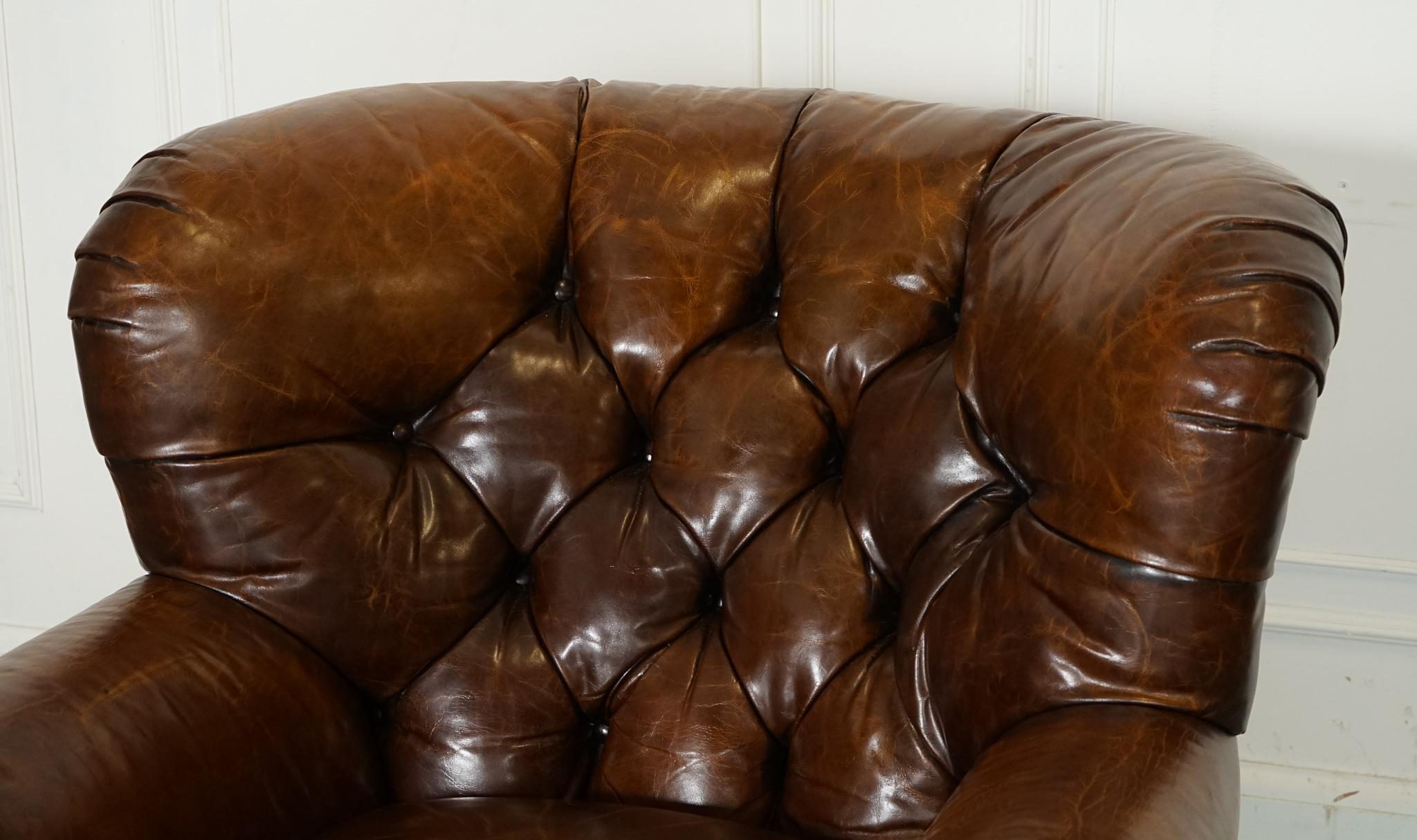 20ième siècle fauteuil de lecture en cuir teint à la main entièrement restauré avec repose-pieds en vente