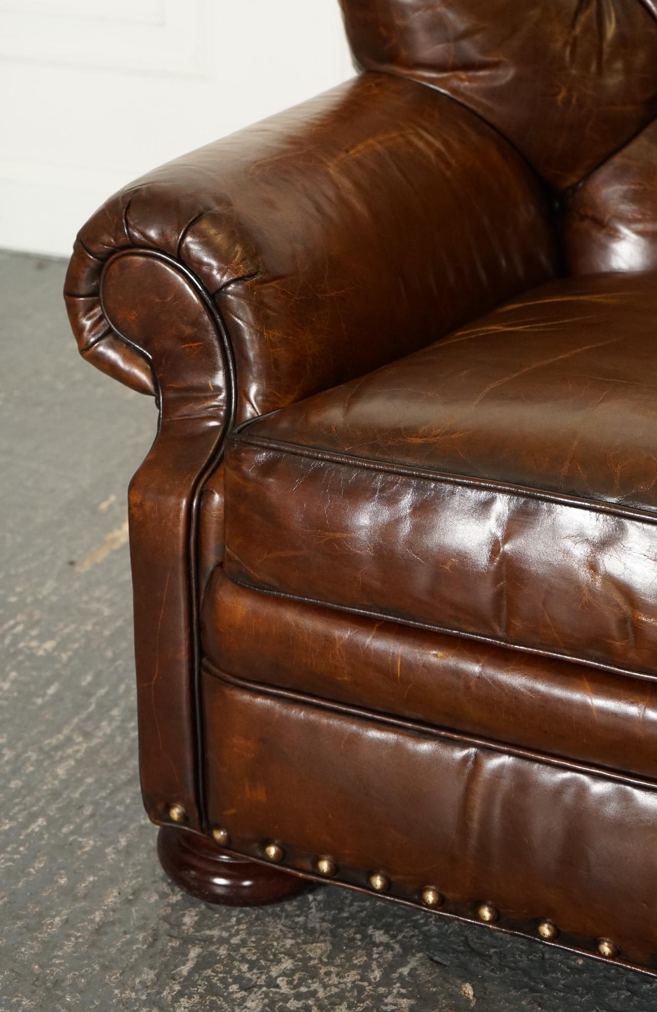 Cuir fauteuil de lecture en cuir teint à la main entièrement restauré avec repose-pieds en vente