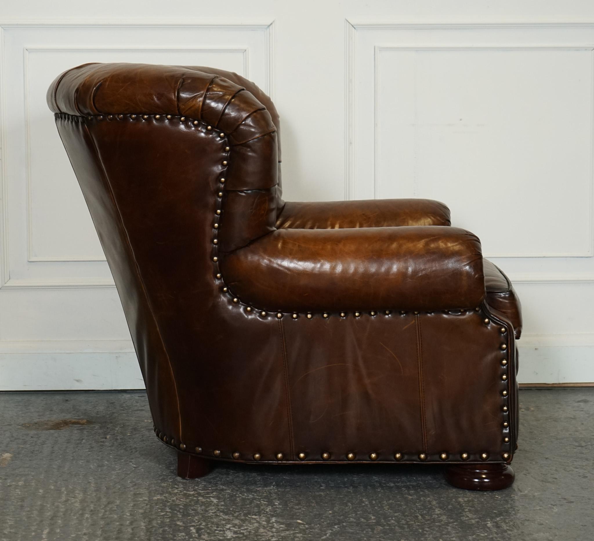 fauteuil de lecture en cuir teint à la main entièrement restauré avec repose-pieds en vente 1